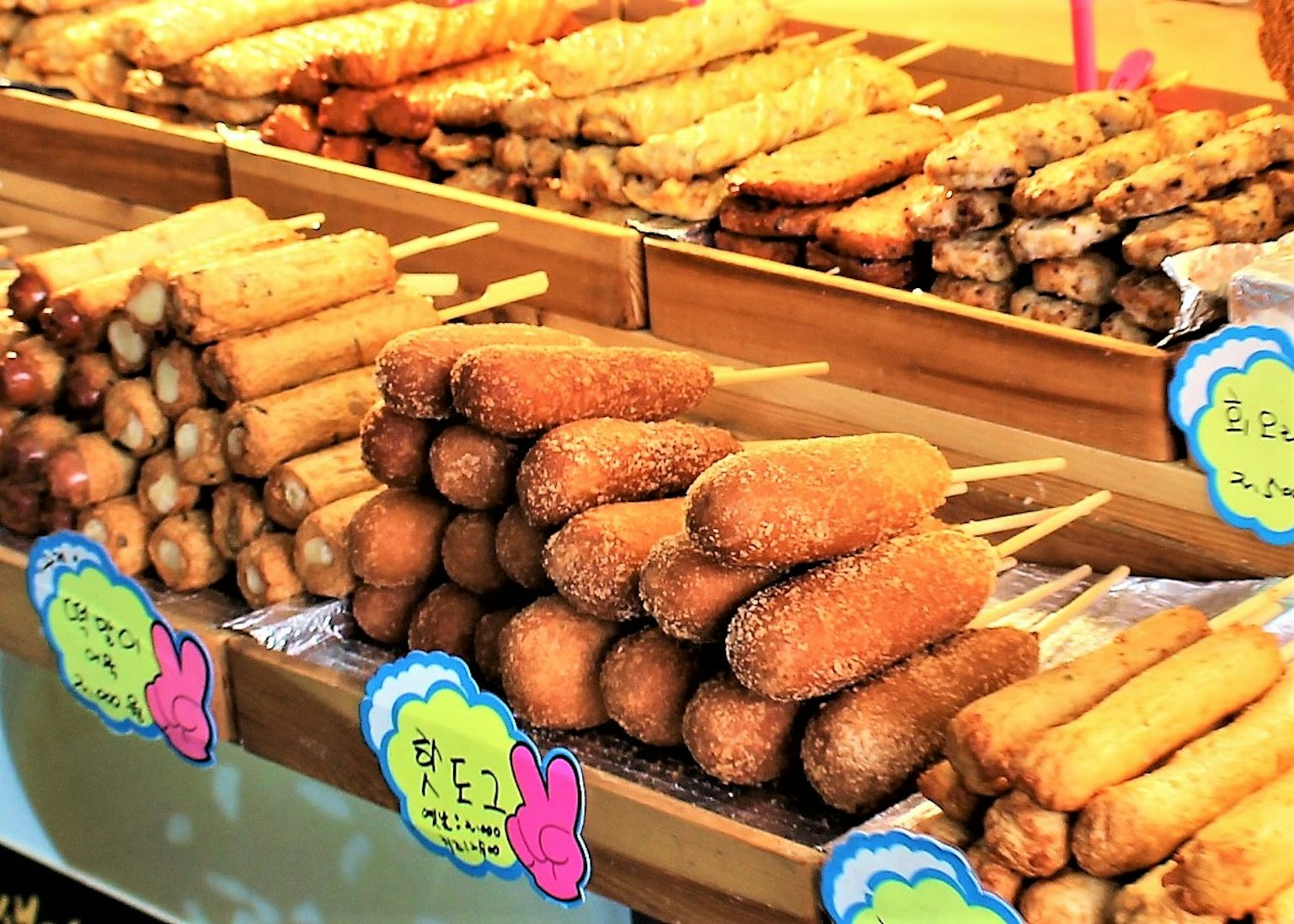 Berbagai jenis stik goreng yang dipajang di kios makanan