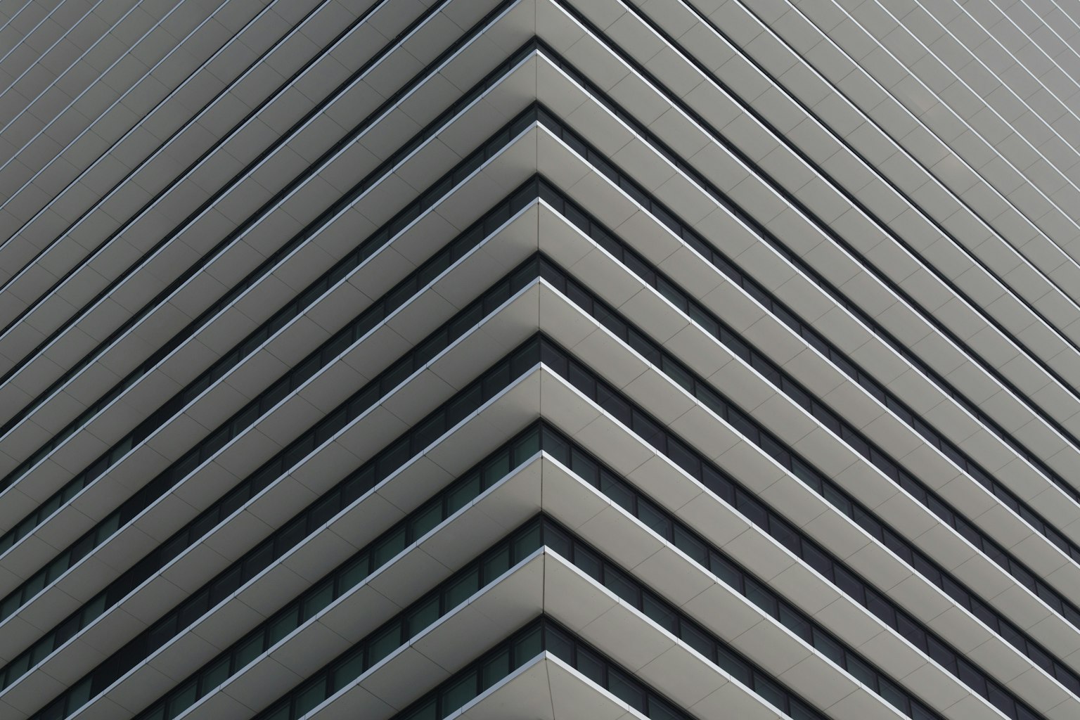 Desain geometris yang menonjolkan garis diagonal sebuah bangunan