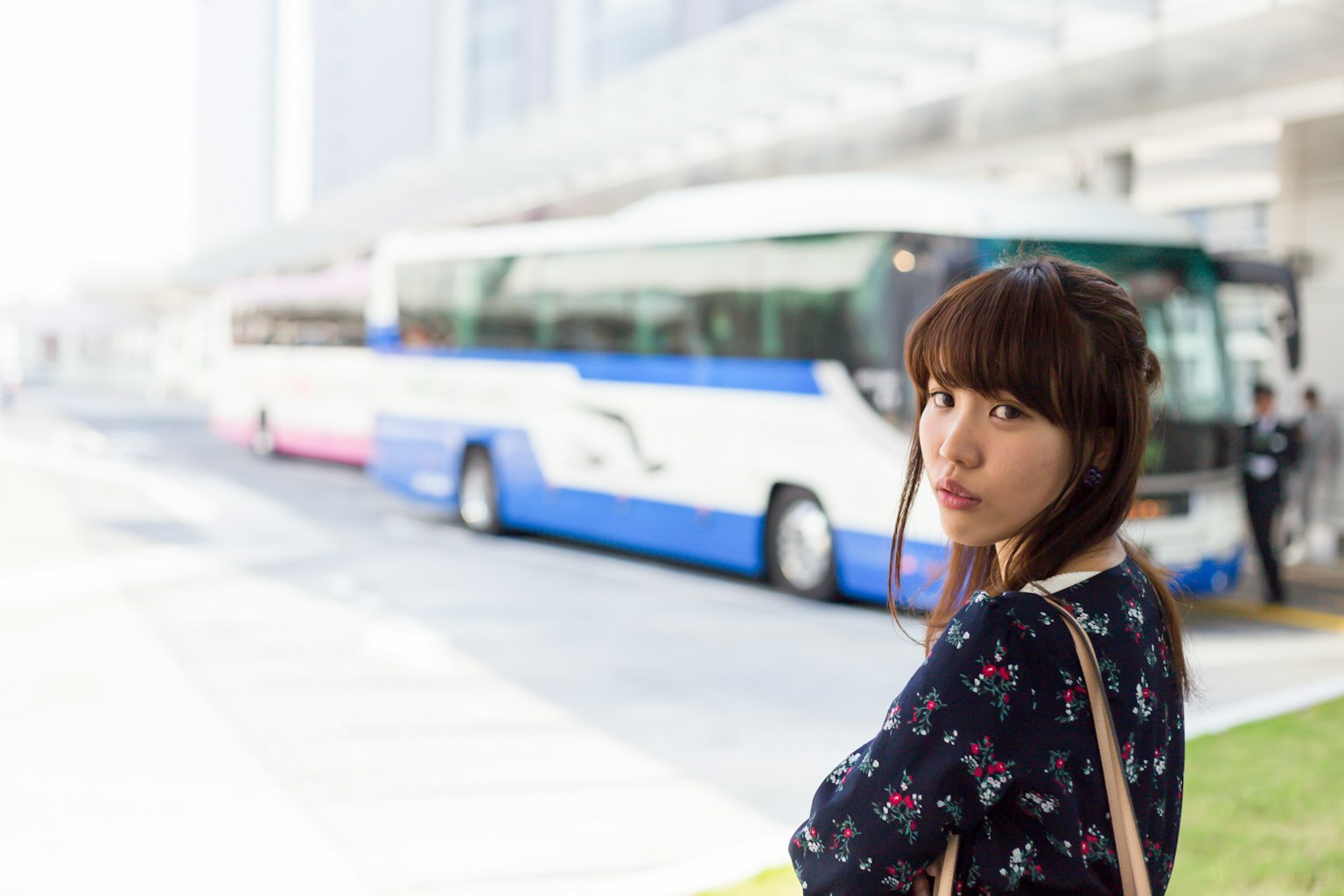 Potret wanita yang melihat ke belakang di halte bus