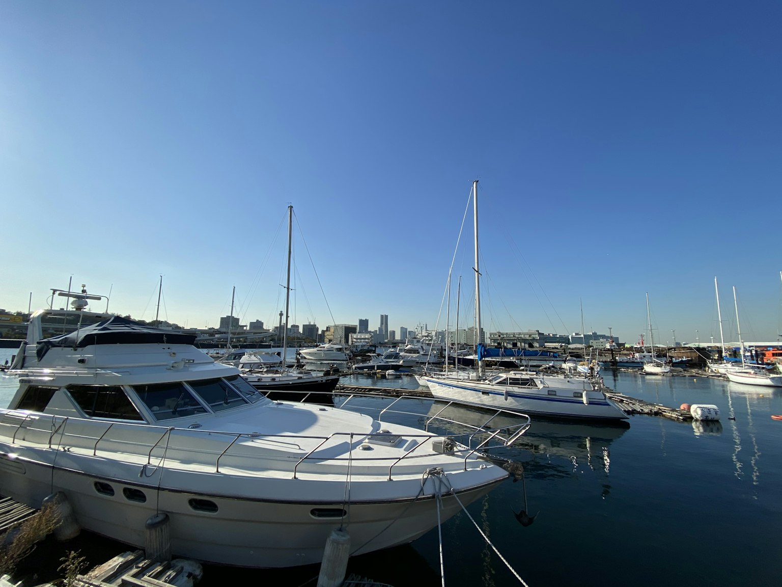Diverse barche e yacht ormeggiati sotto un cielo blu