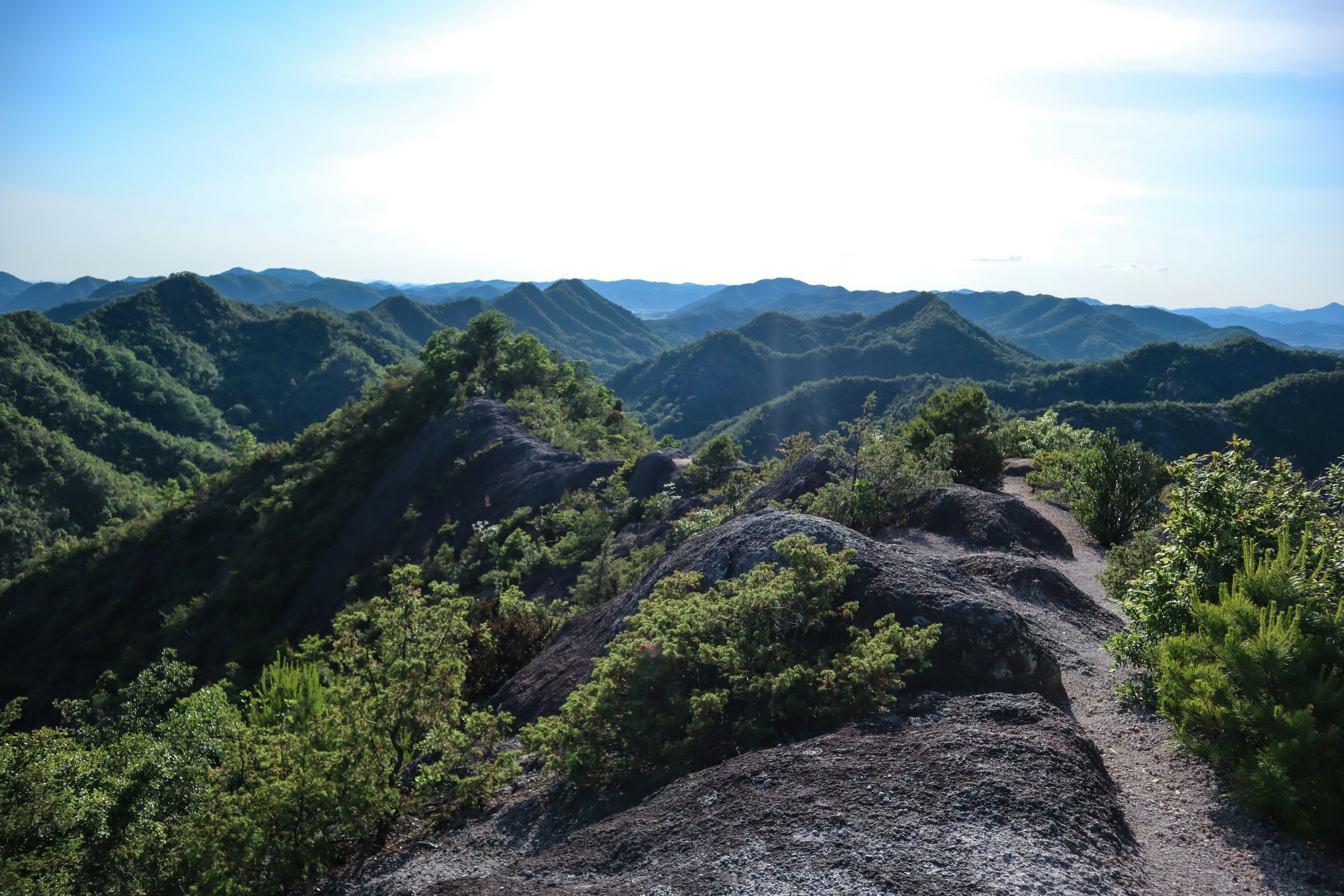 兵庫県加西市の岩稜を行く登山道の山並みと岩山の稜線