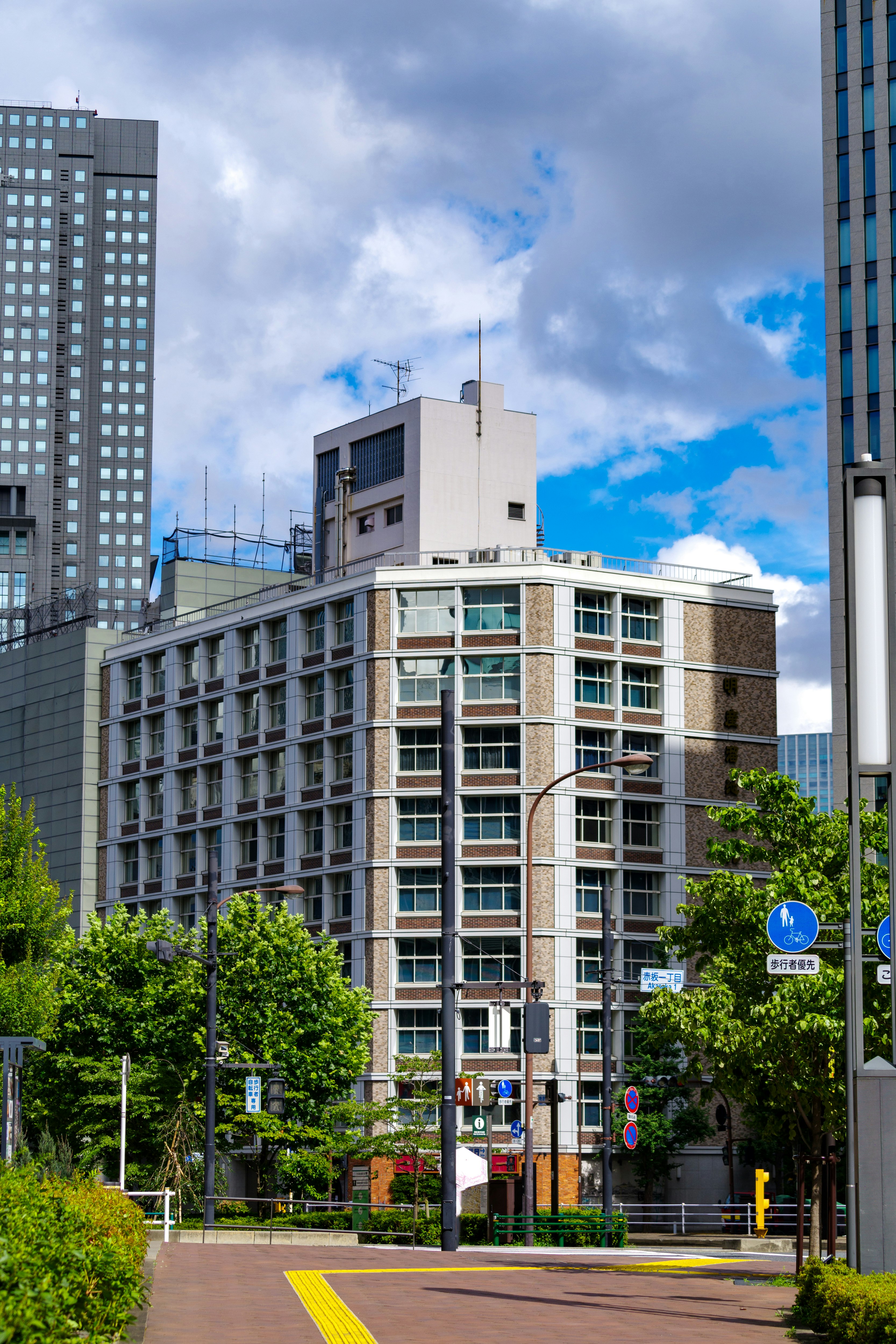 青空の下に立つビル群と街路の交差点
