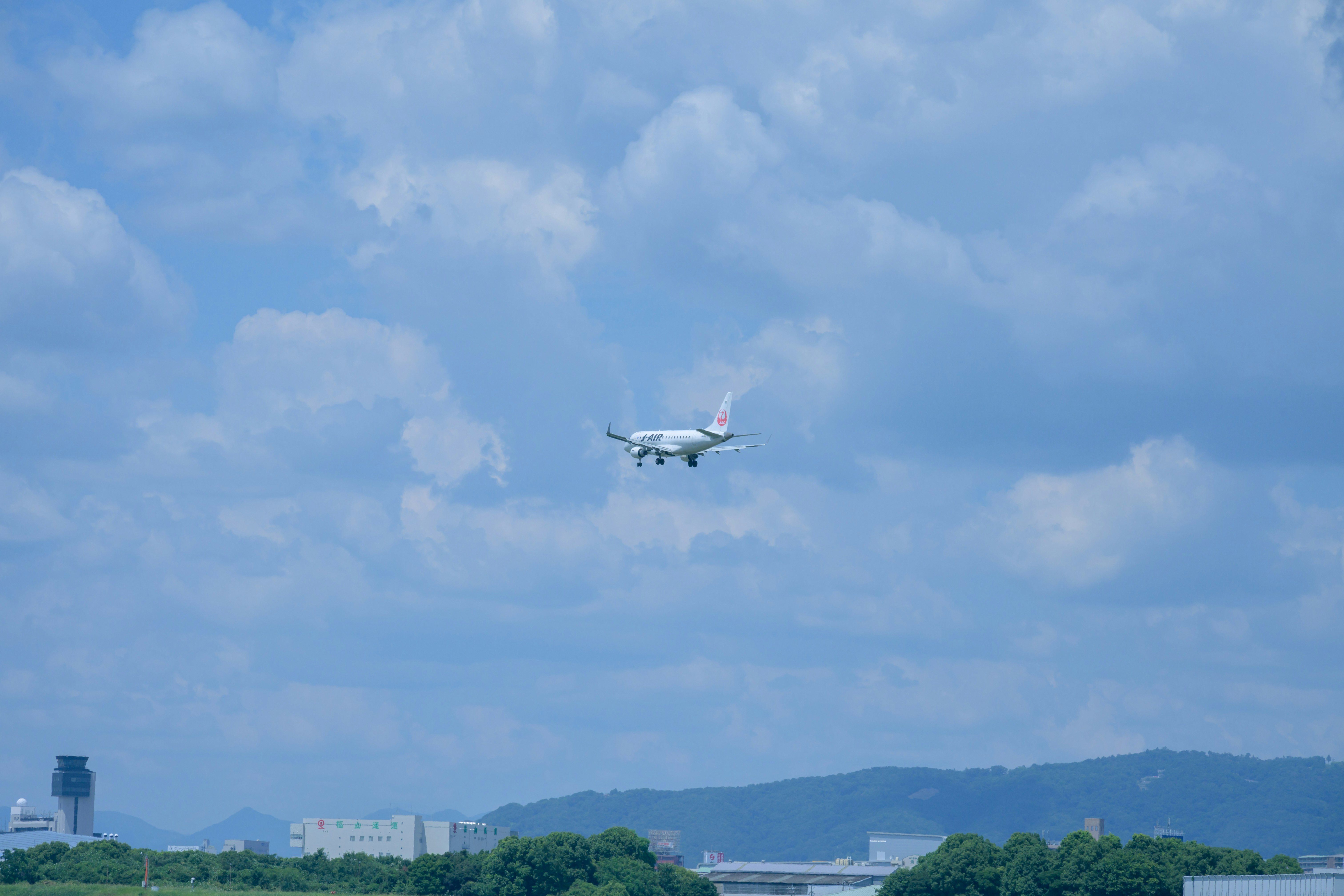 青空の下を飛ぶ旅客機