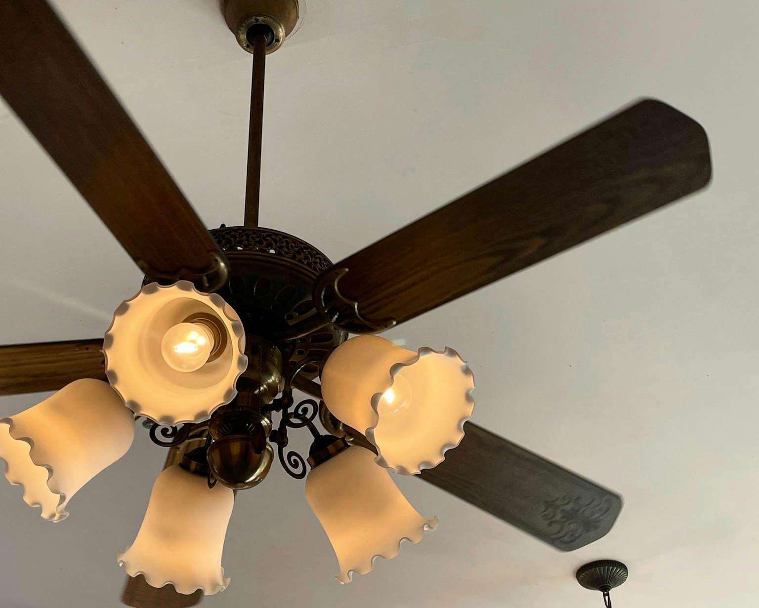Ventilador de techo con diseño de candelabro pantallas de color crema palas de madera oscura