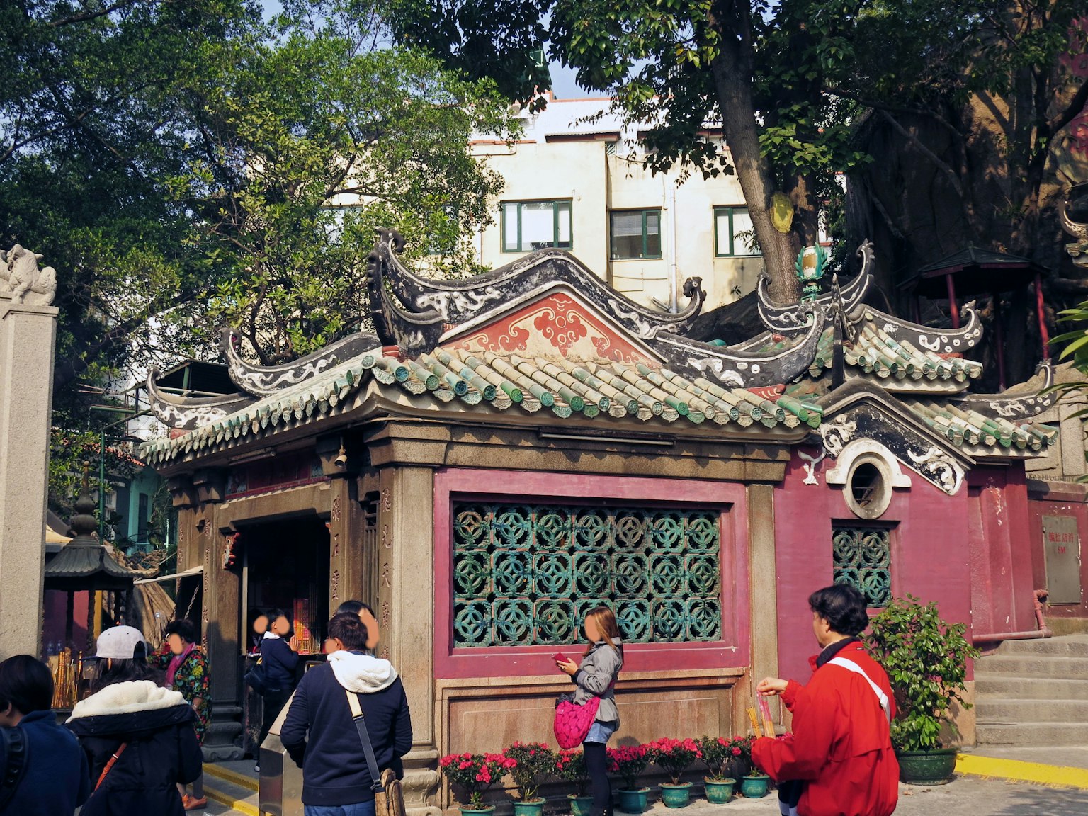 公园中有一个色彩斑斓的传统中式建筑