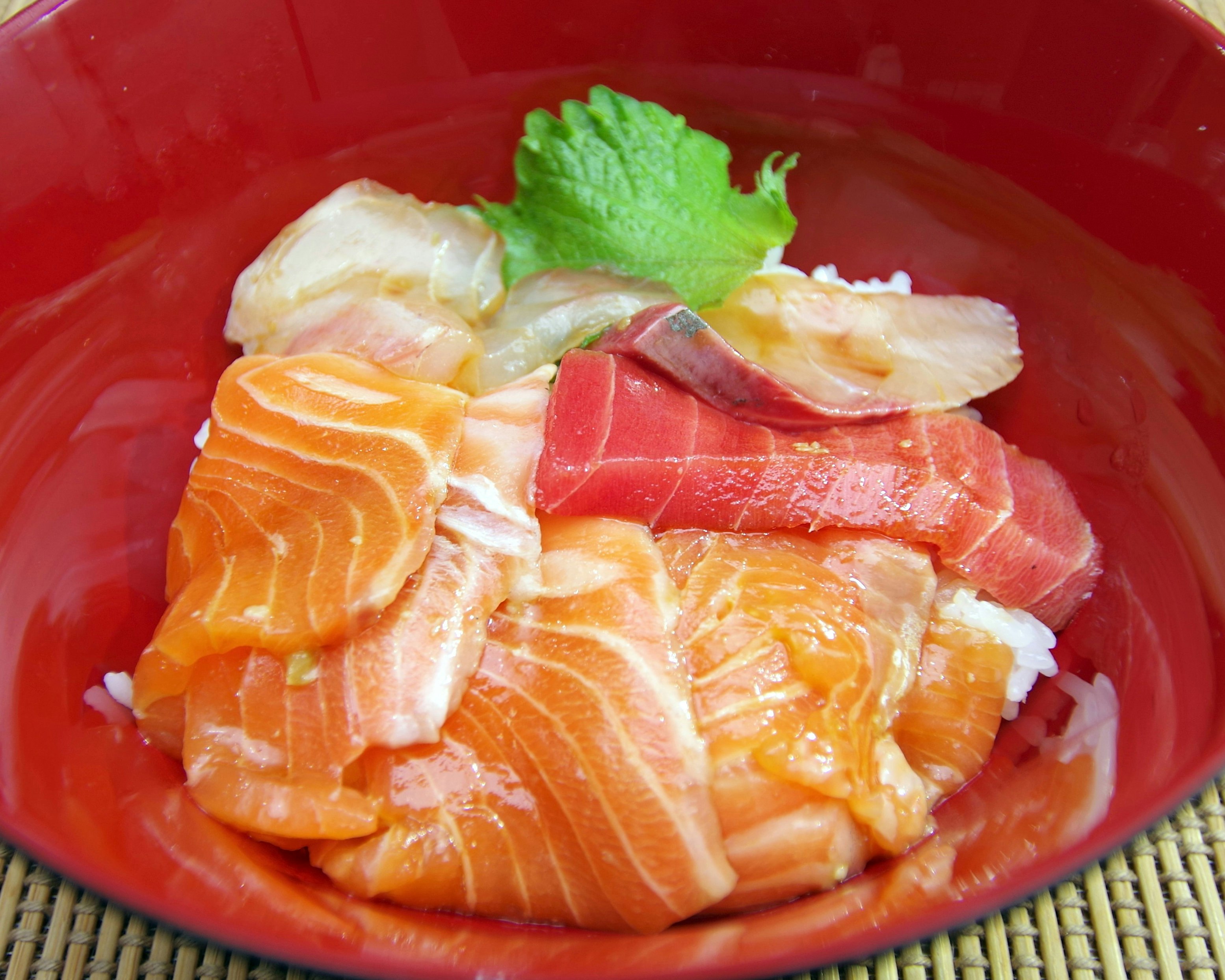 赤い器に盛られたサーモンの刺身