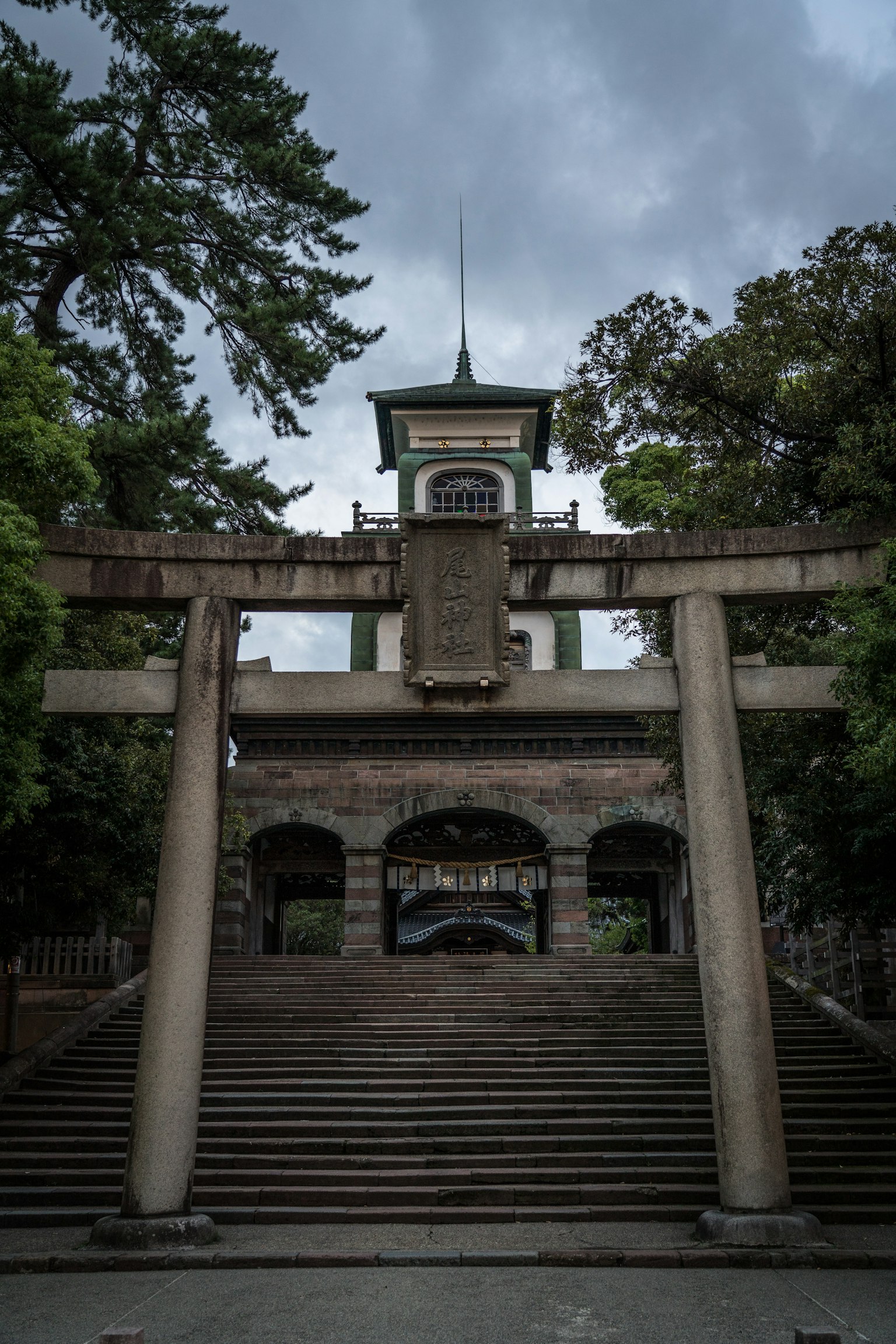 通往鳥居的石階和背景中的神社建築