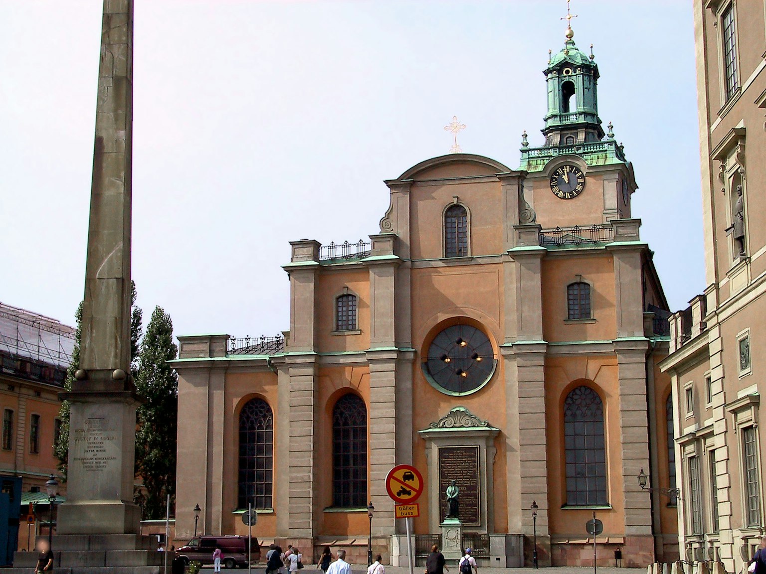 Cảnh bên ngoài nhà thờ Santa Maria dei Miracoli ở Rome với đài tưởng niệm