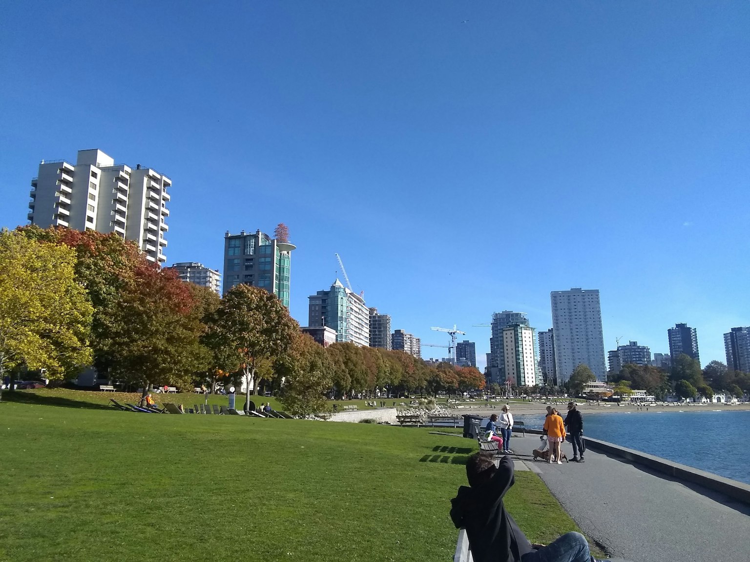 Costanera de Vancouver con rascacielos y parque bajo un cielo azul