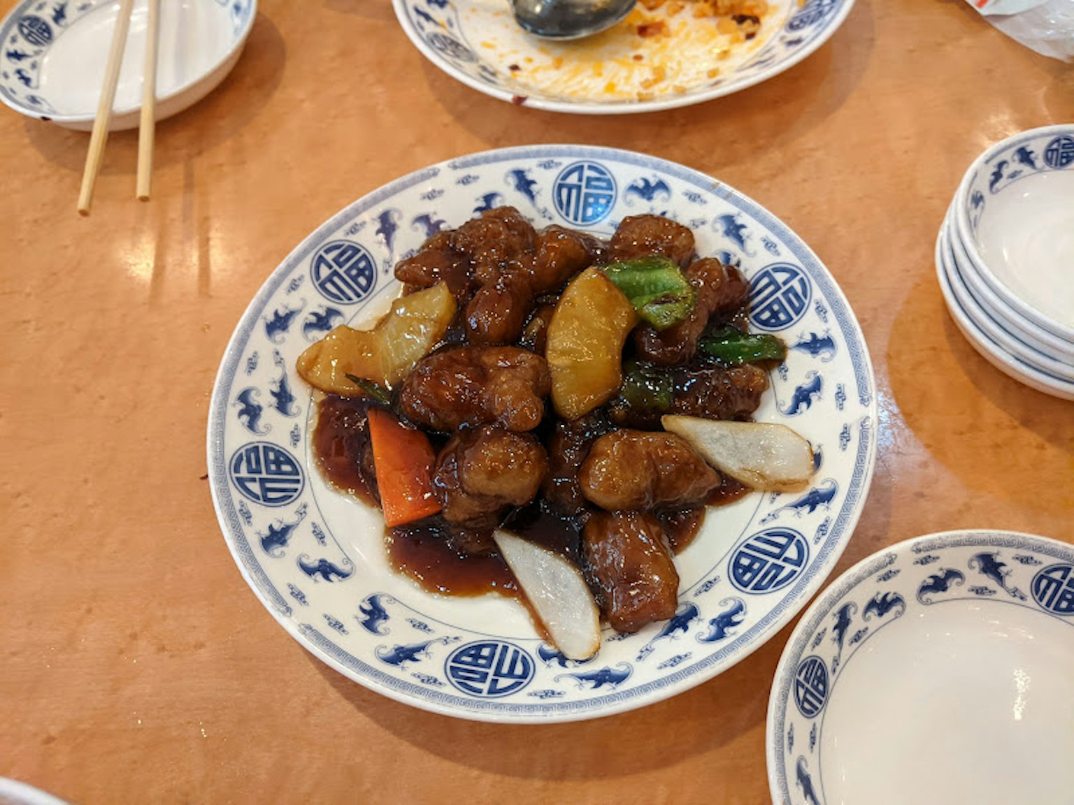 一盤色彩繽紛的肉和蔬菜的甜酸菜餚