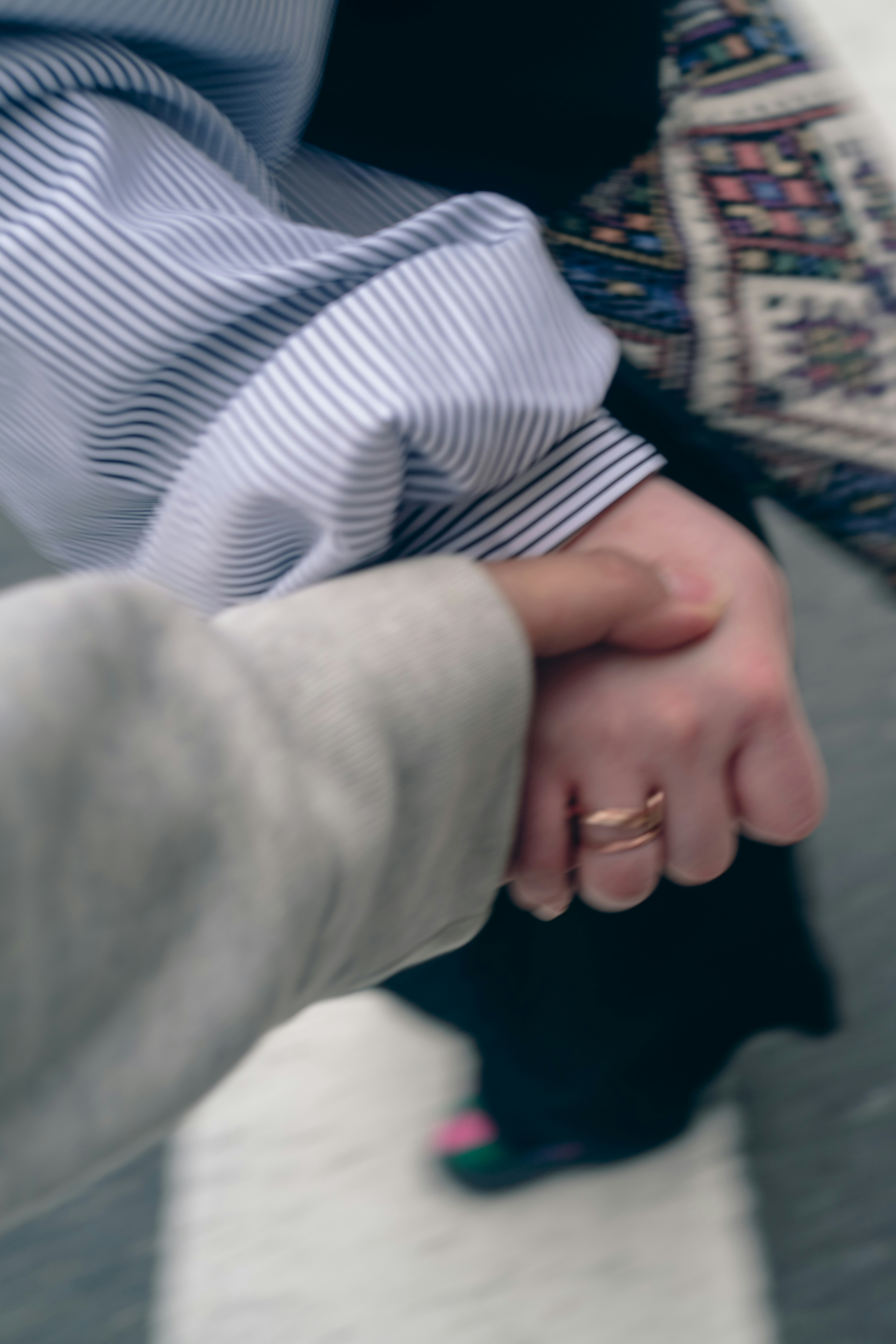 mains en train d’ajuster une bague avec une manche rayée