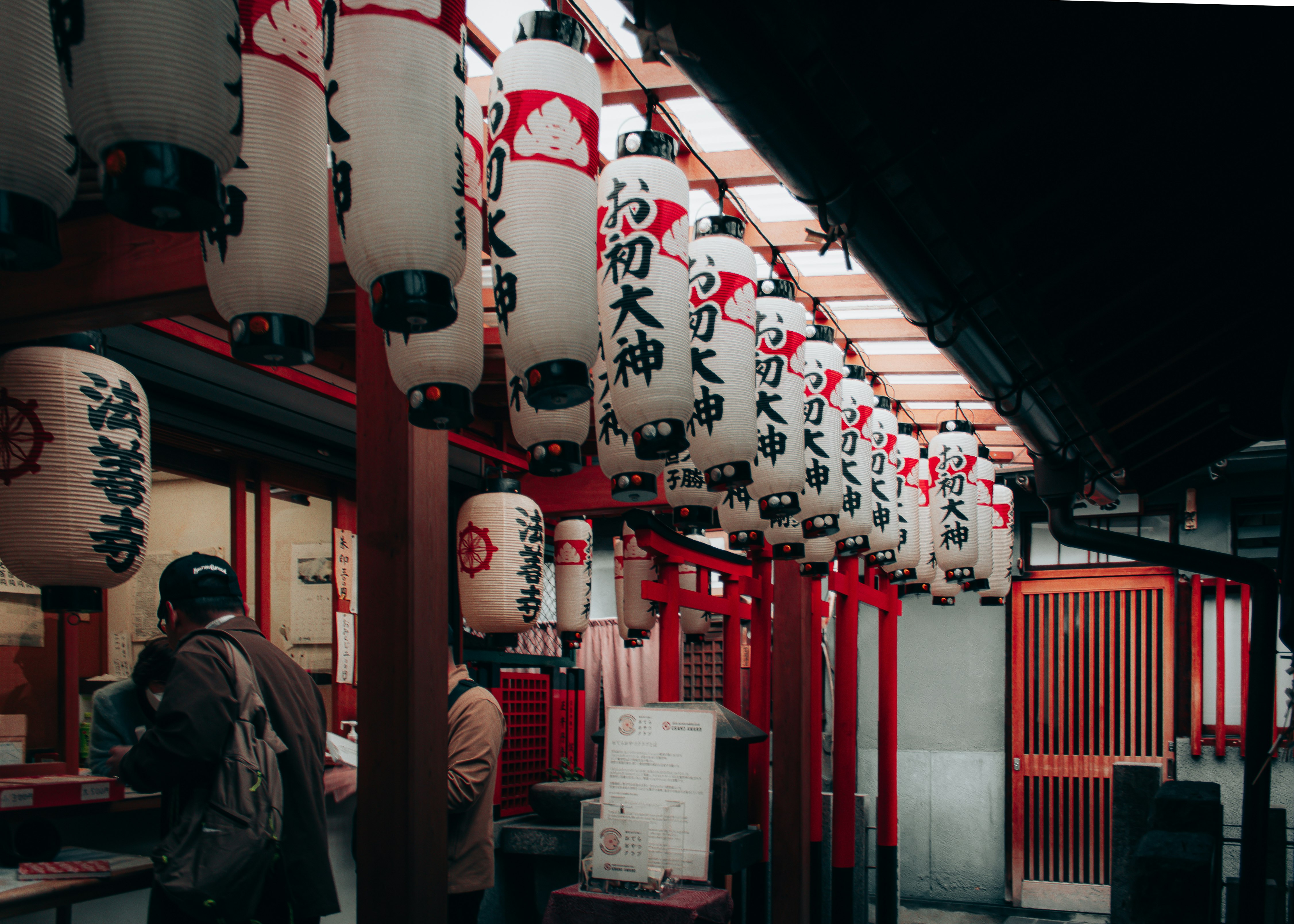 赤い鳥居と提灯が並ぶ神社の参道