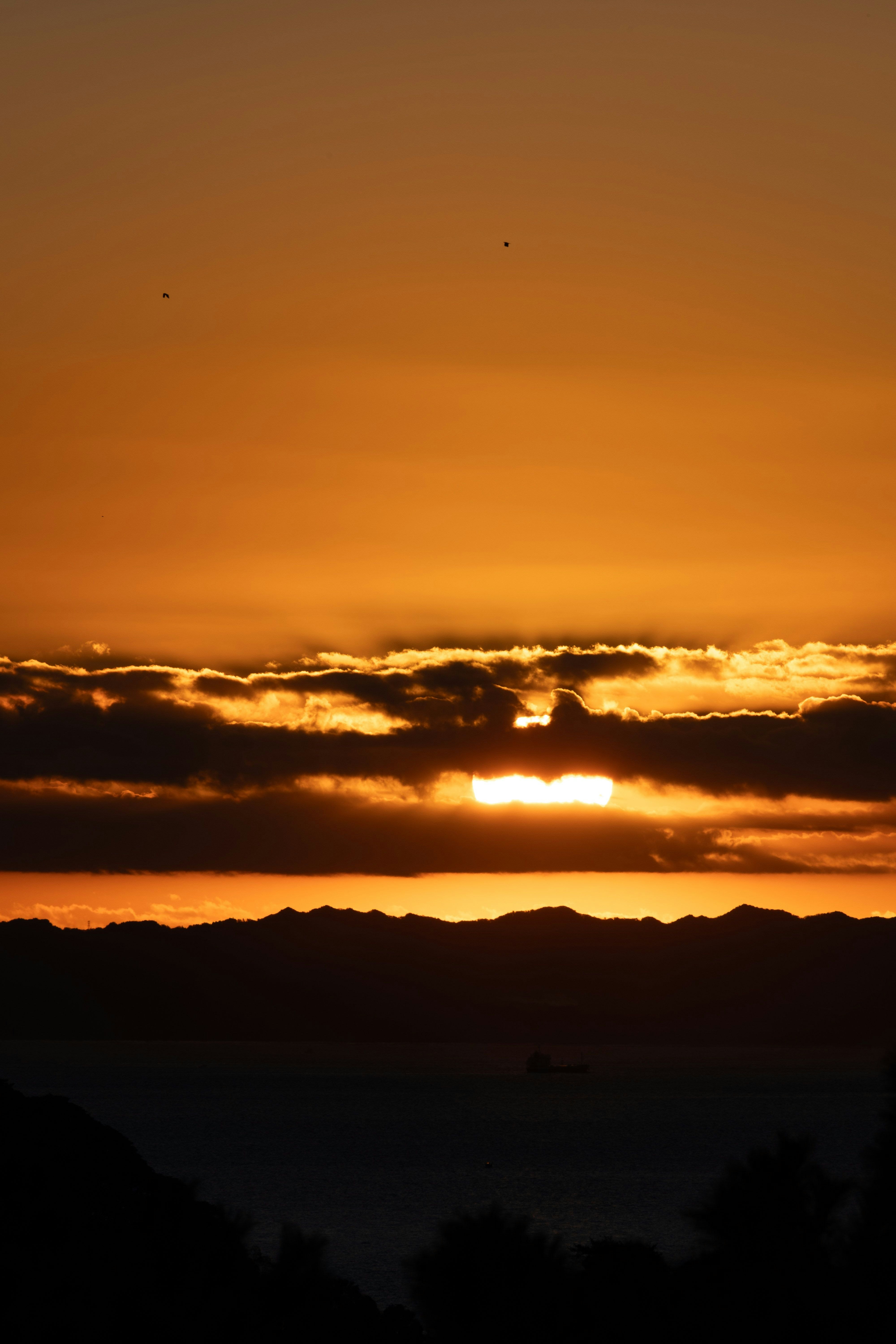 cielo al tramonto con nuvole e orizzonte luminoso