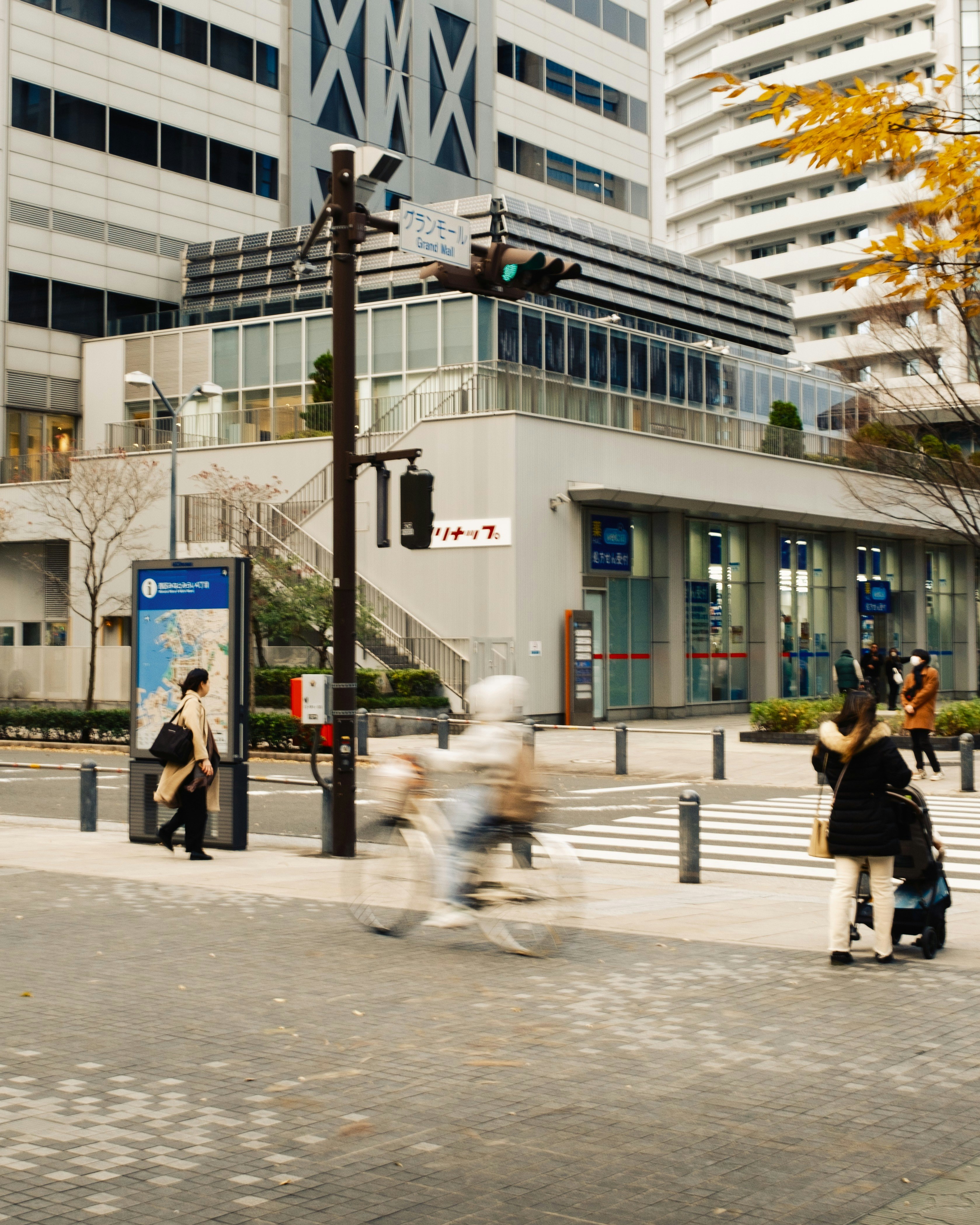 ビル街の横断歩道で行き交う人々のある都市風景