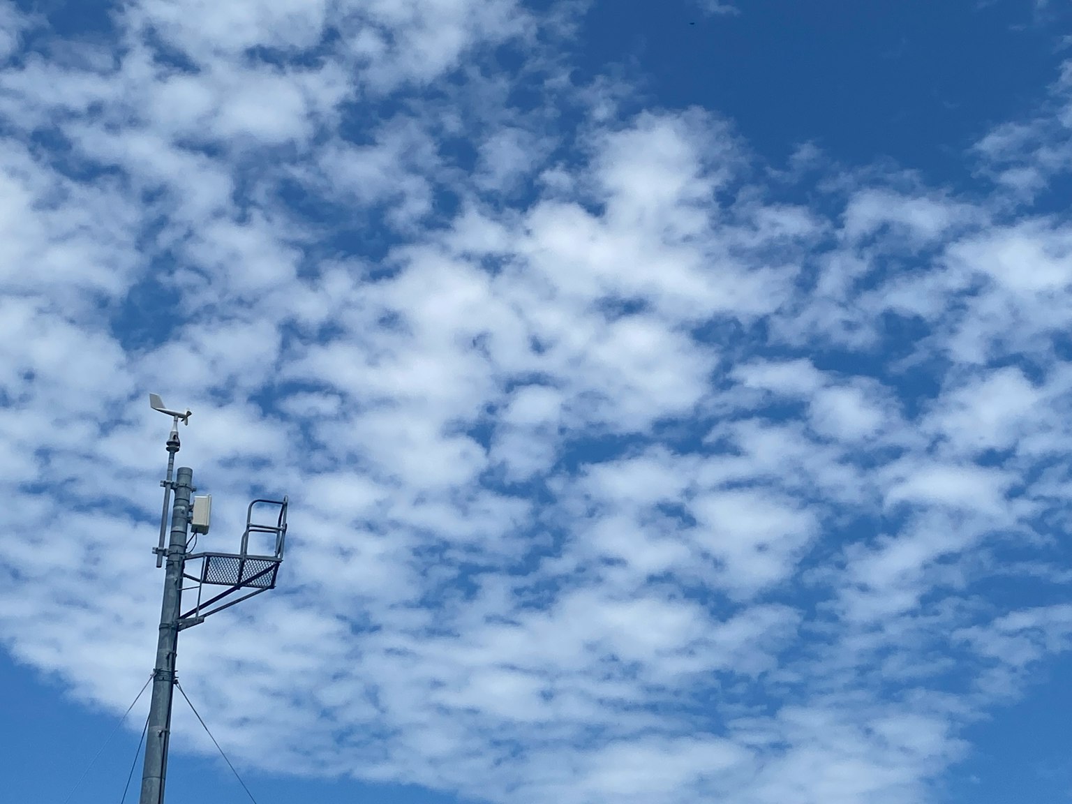 Vue pittoresque de nuages blancs dans un ciel bleu avec une tour de communication