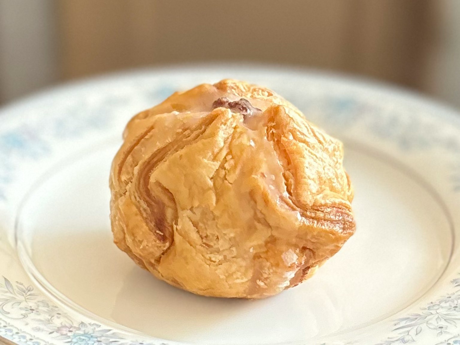Sfera di pasta dorata posizionata su un piatto decorativo