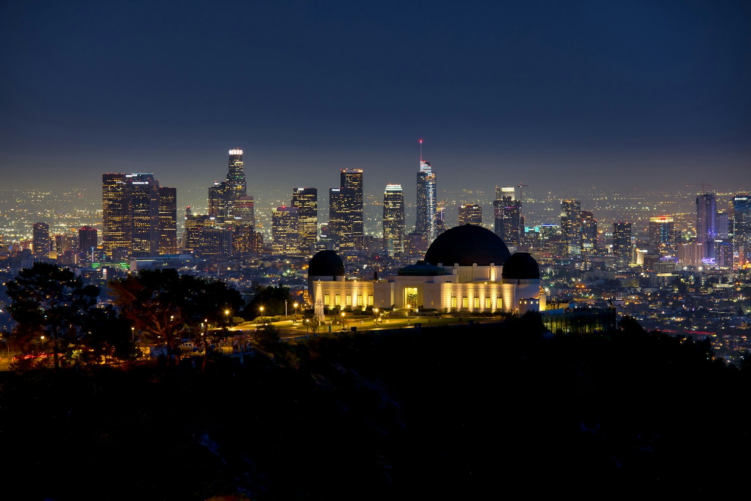 Griffith-Observatorium in Los Angeles mit Stadtansicht bei Nacht