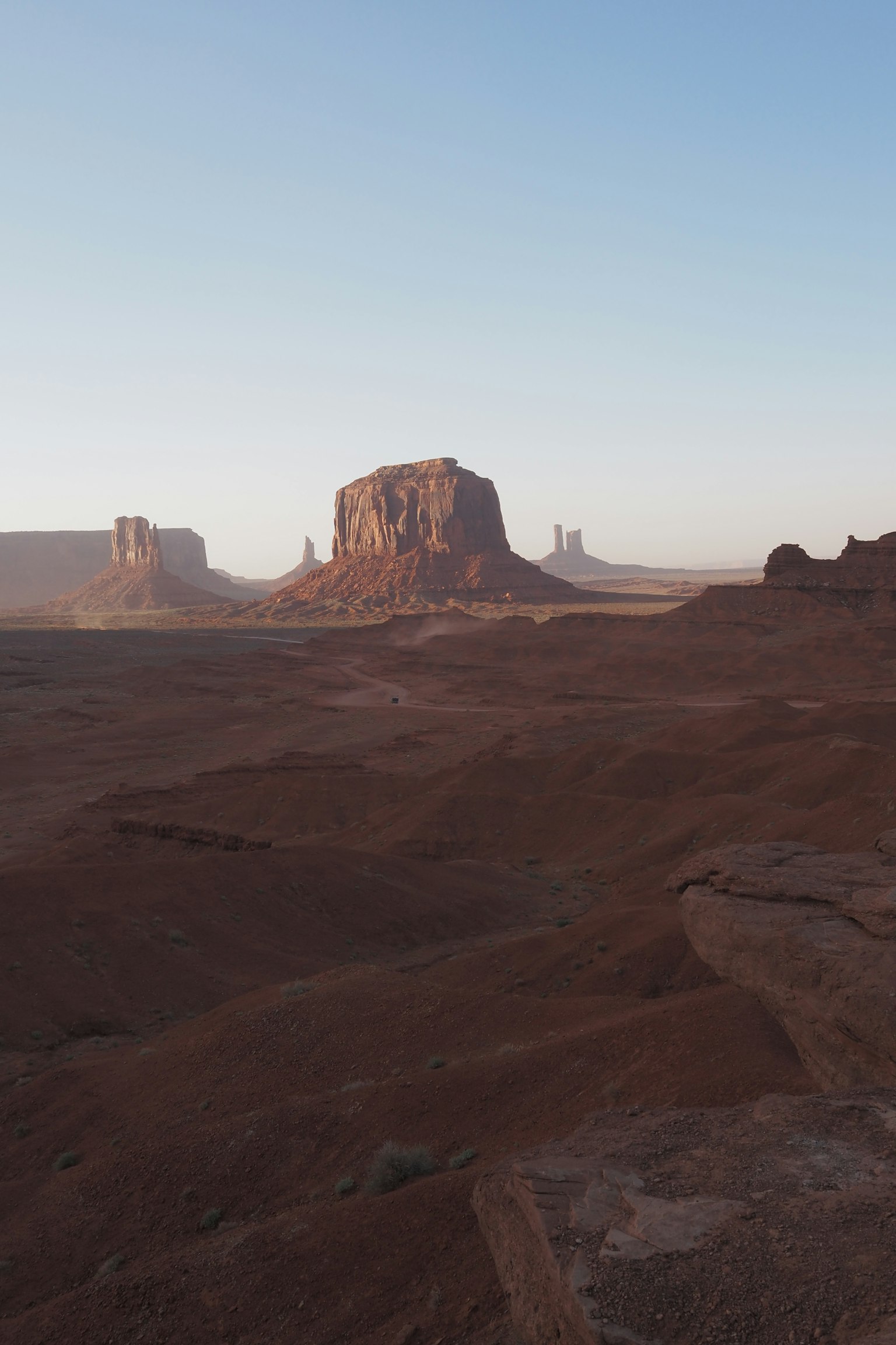 Weite rote Wüstenlandschaft mit Felsformationen im Monument Valley