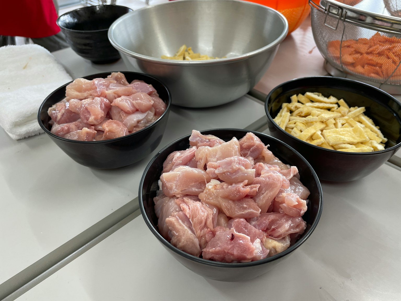 廚房場景，生雞肉和薑的碗準備烹飪