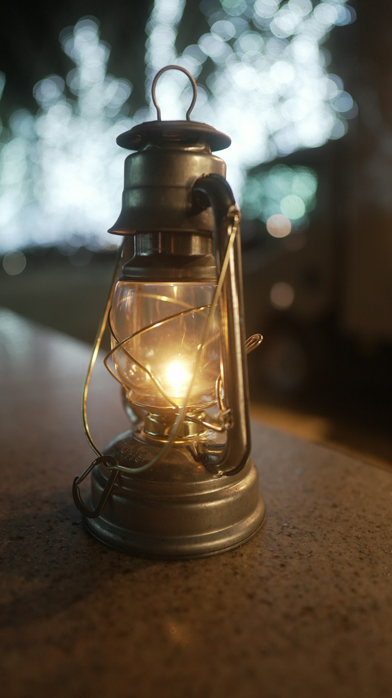 Une lanterne classique émettant une lumière chaude placée sur une table