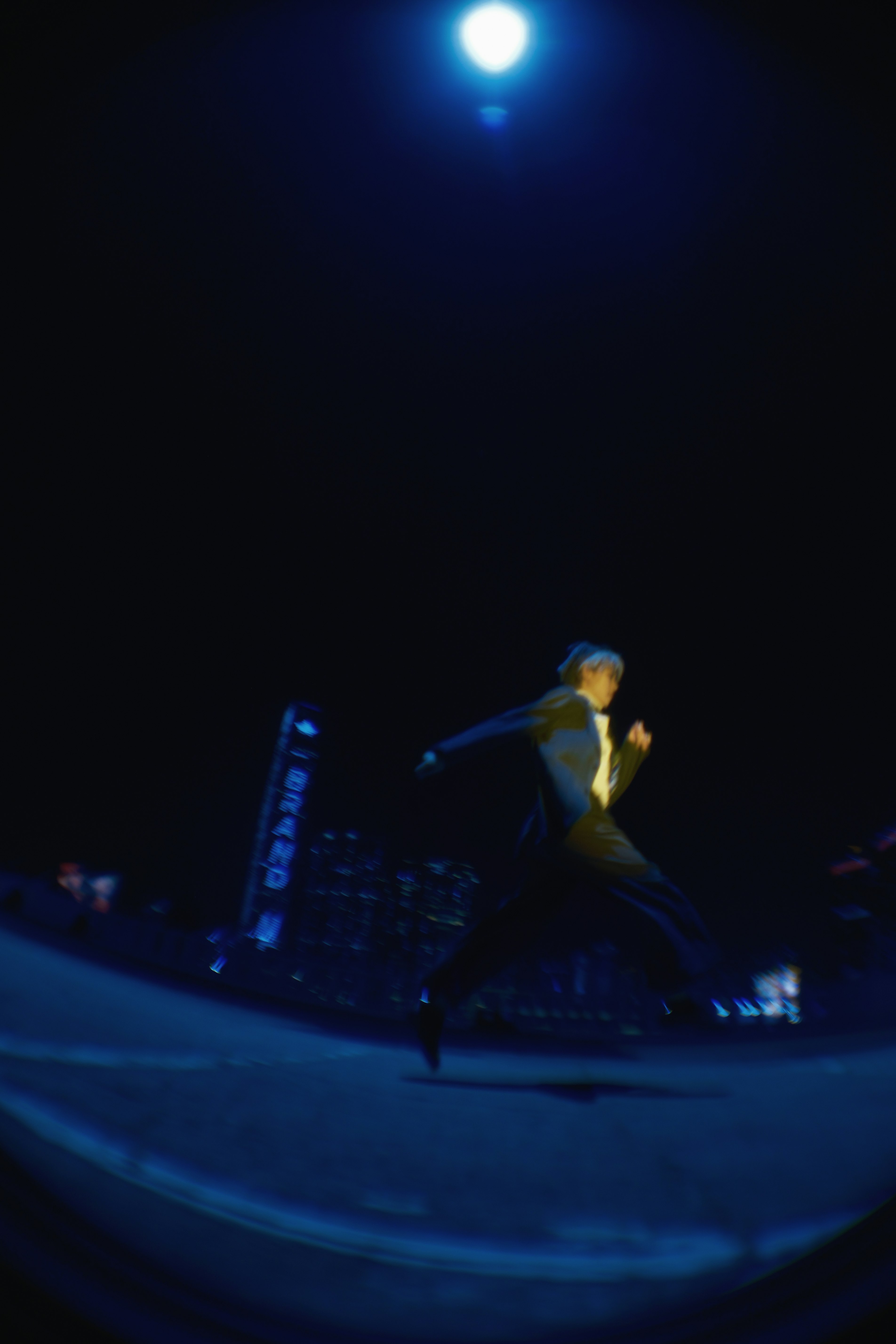 夜のステージで歌うパフォーマー