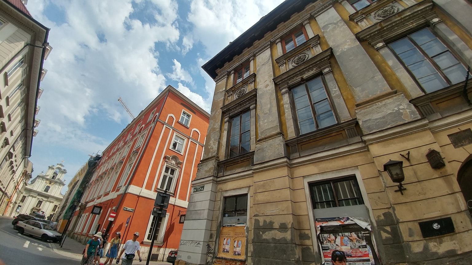 Edifici storici all'angolo di una strada con cielo blu