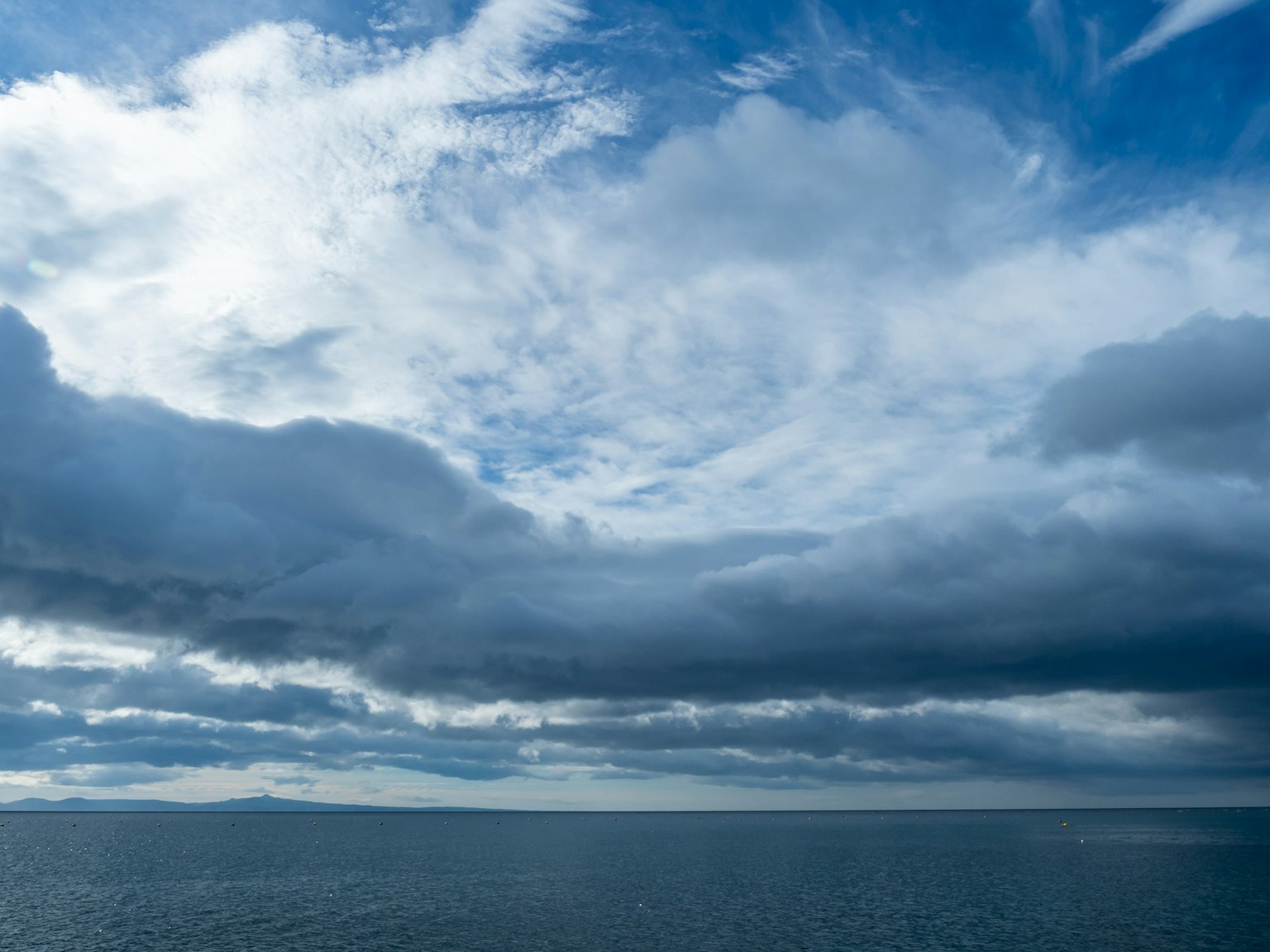 Una vista serena dell'oceano sotto un cielo pieno di nuvole