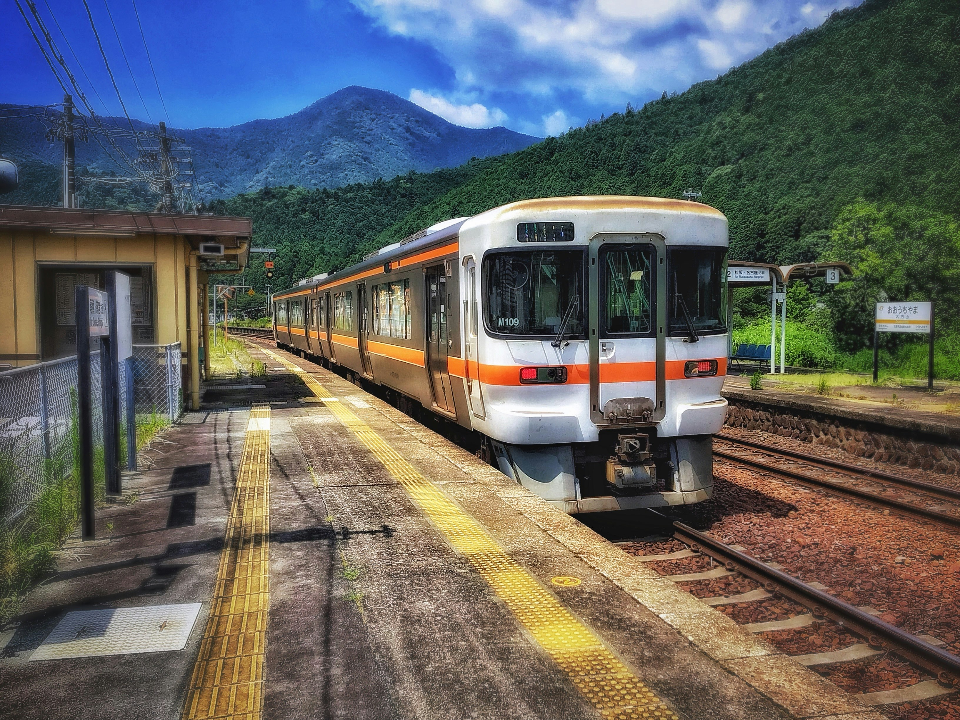 三重県の駅ホームを走るディーゼル車