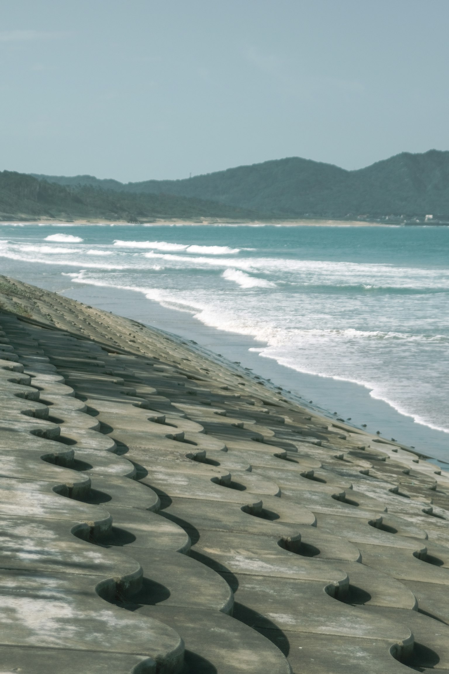海岸景观，波浪与混凝土护坡结构