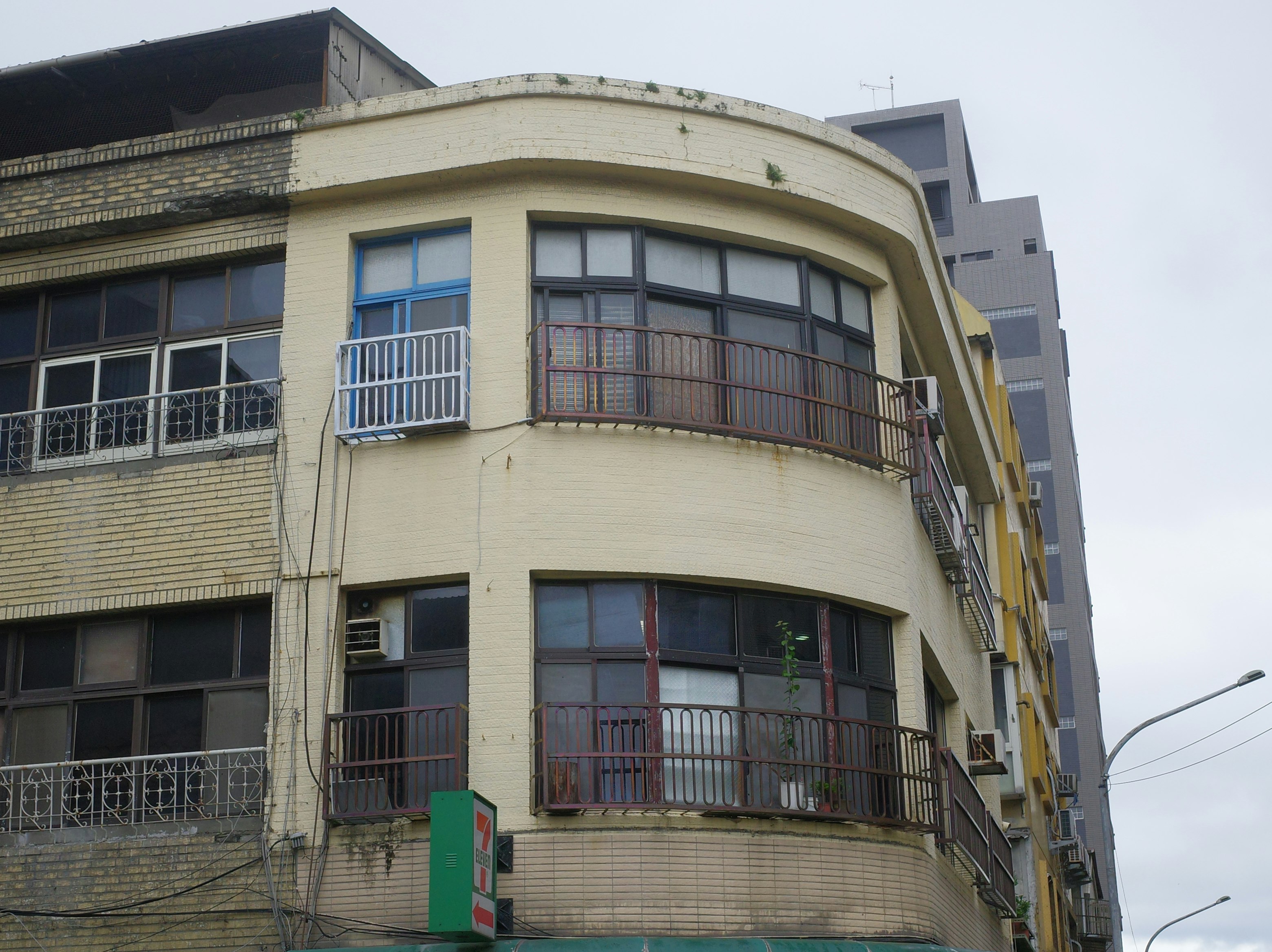 路地沿いの丸みを帯びた建物の外観