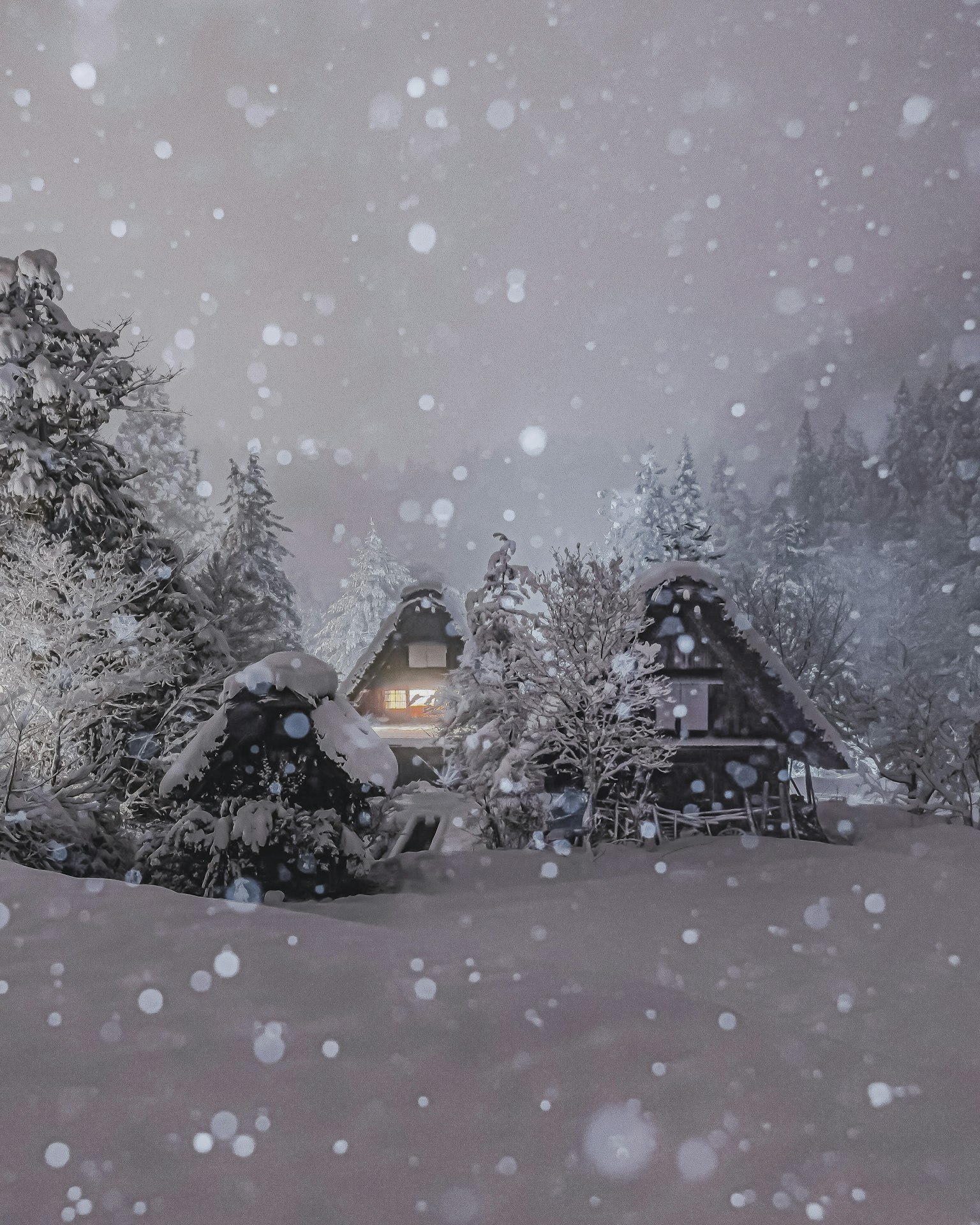 Escena invernal mística con cabañas y árboles cubiertos de nieve