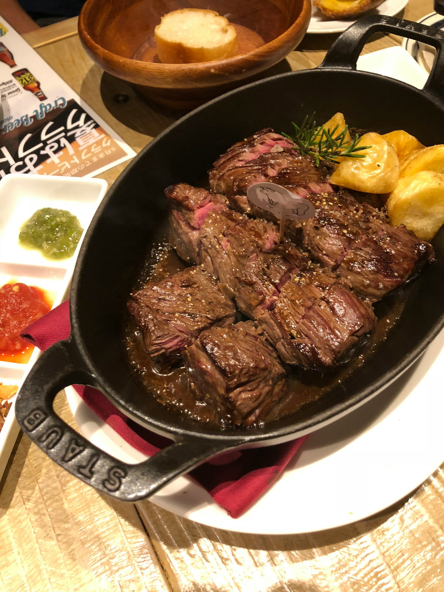 多汁的牛排与配菜和酱汁一起上桌