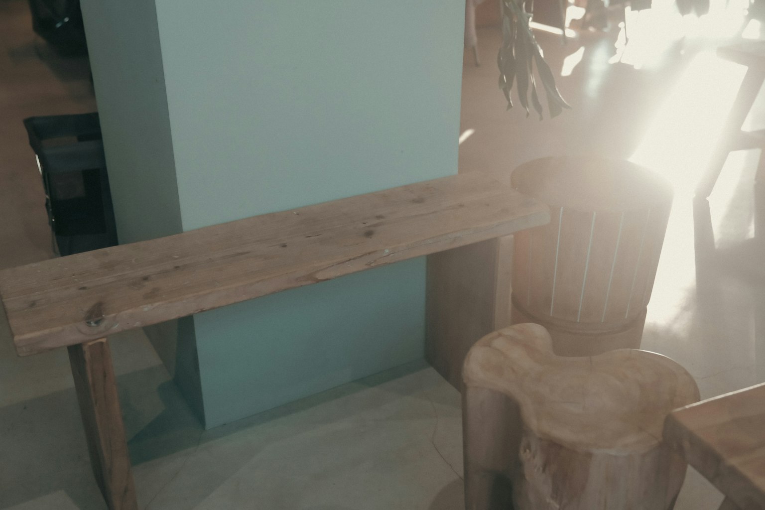 Meja kayu dan bangku dalam setting interior modern