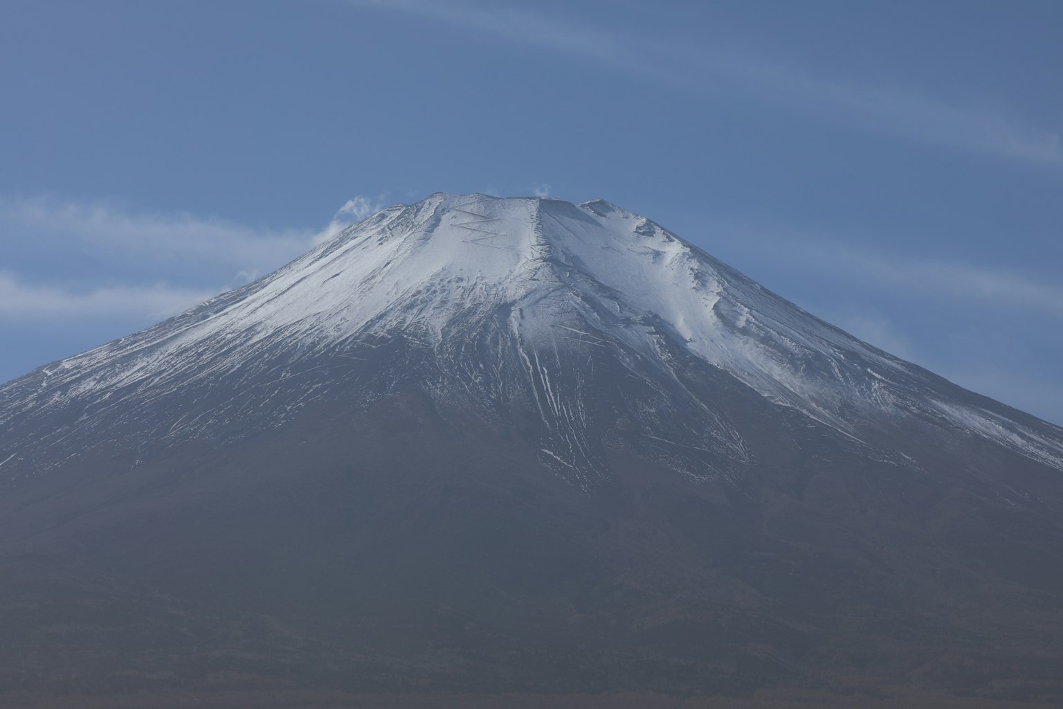 蓝天衬托下的富士山雪顶