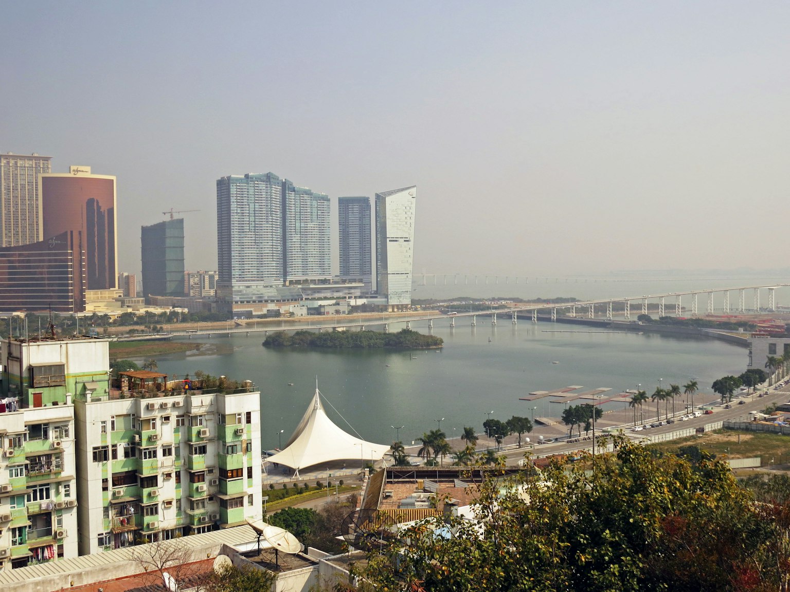 现代海滨天际线与宁静水面