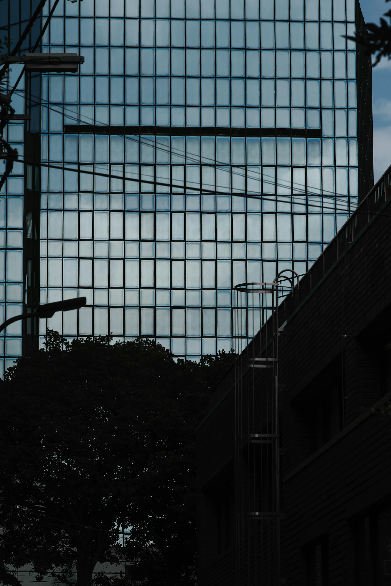 高层建筑玻璃外立面上反射的云和电线