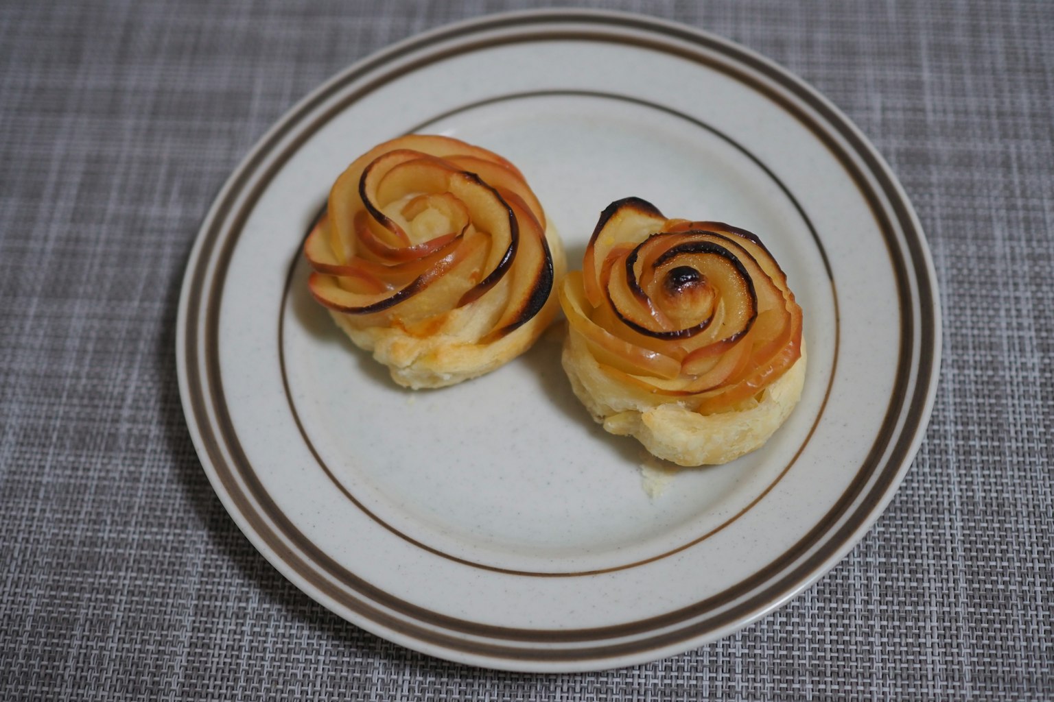 Dos pasteles en forma de rosa dispuestos en un plato