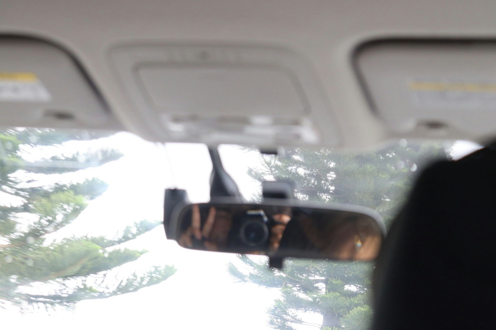 車内でバックミラー越しに写る自撮り