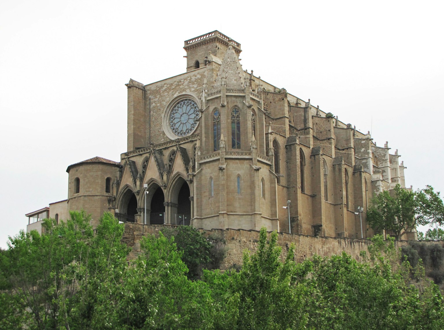 Une belle église de style gothique entourée d'arbres verts