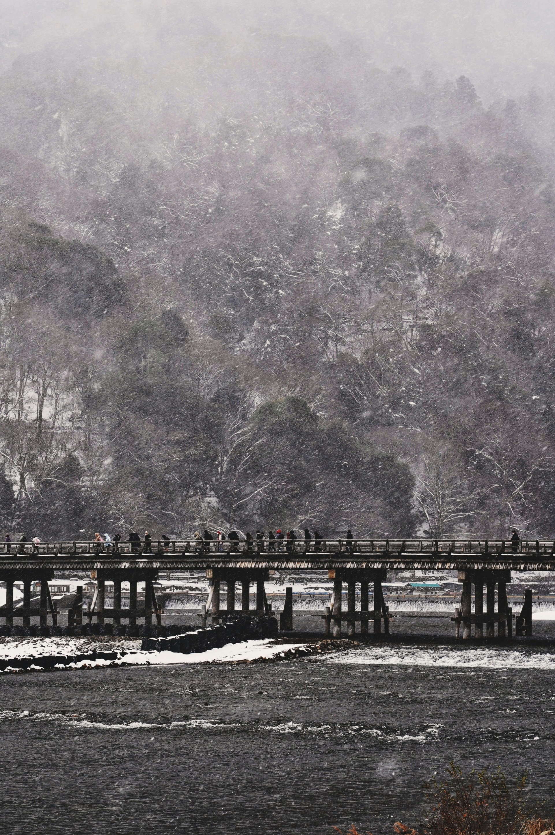 zone d’Arashiyama et du pont Togetsukyo sous la neige, rivière et piles