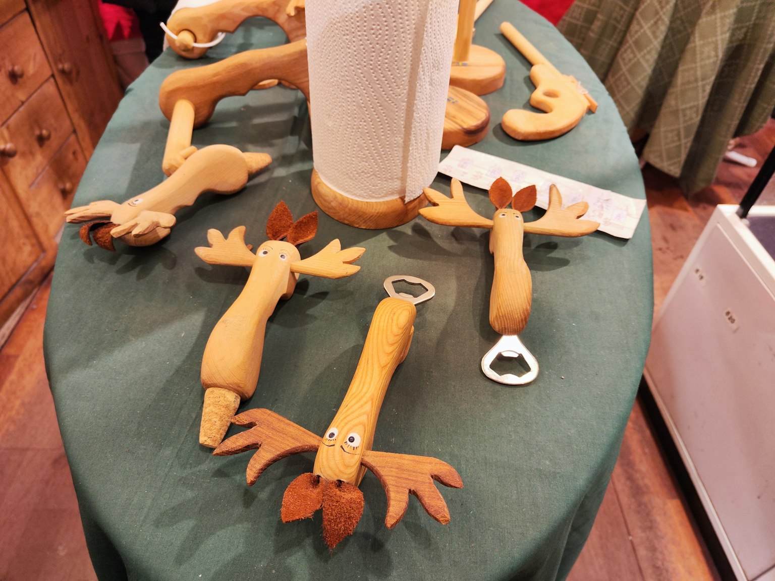 Outils de cuisine en bois en forme d'élan disposés sur une table