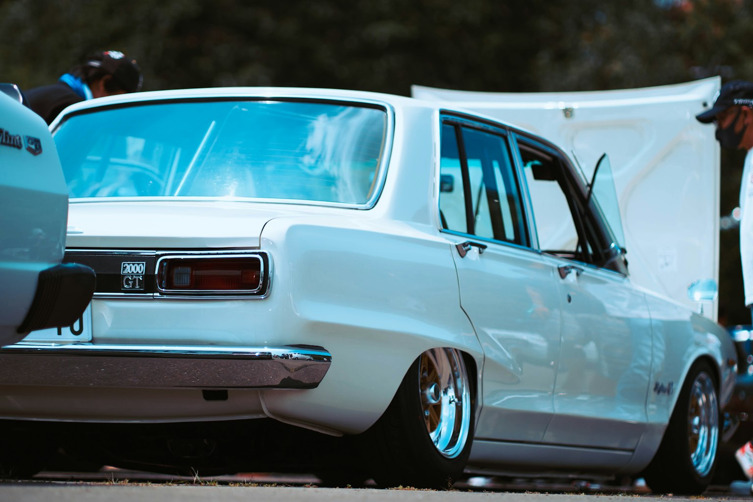 Góc nhìn bên hông của chiếc xe cổ điển màu trắng với bánh xe tùy chỉnh thấp