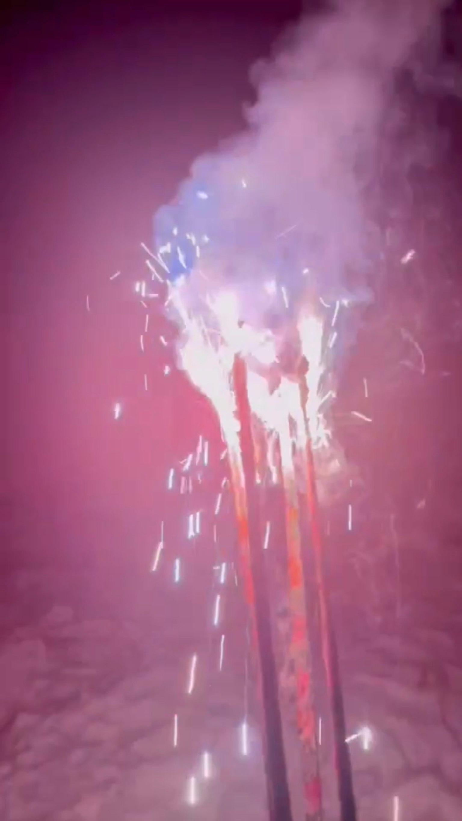 Immagine di fuochi d'artificio con fumi e scintille che creano un'atmosfera magica