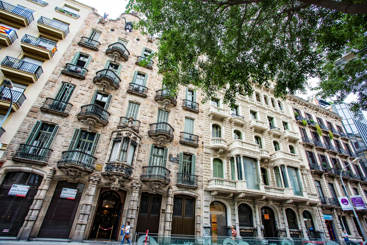 Mặt tiền tòa nhà lịch sử ở Barcelona với ban công sắt và các yếu tố trang trí