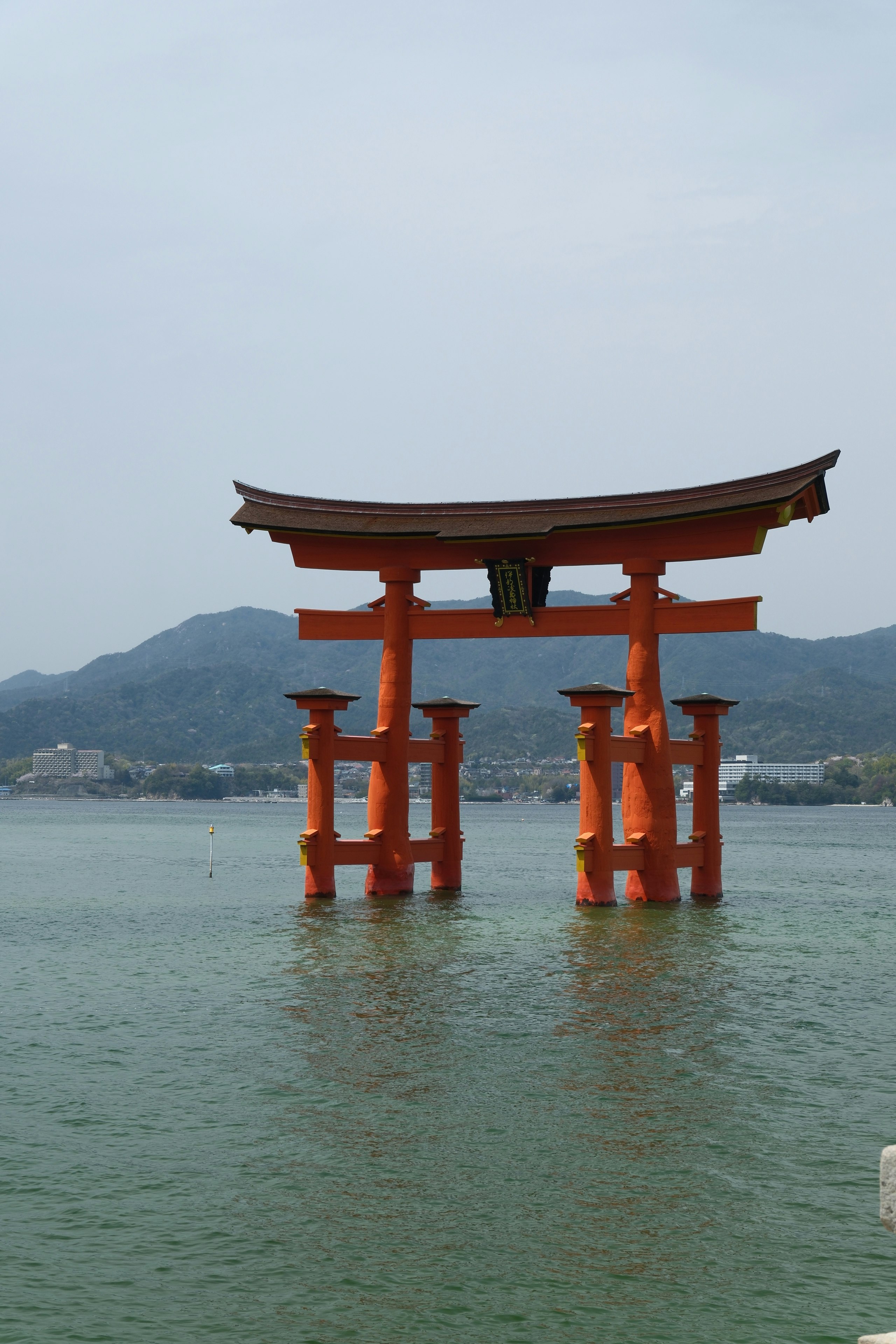 厳島神社の大鳥居と海に浮かぶ朱色の門