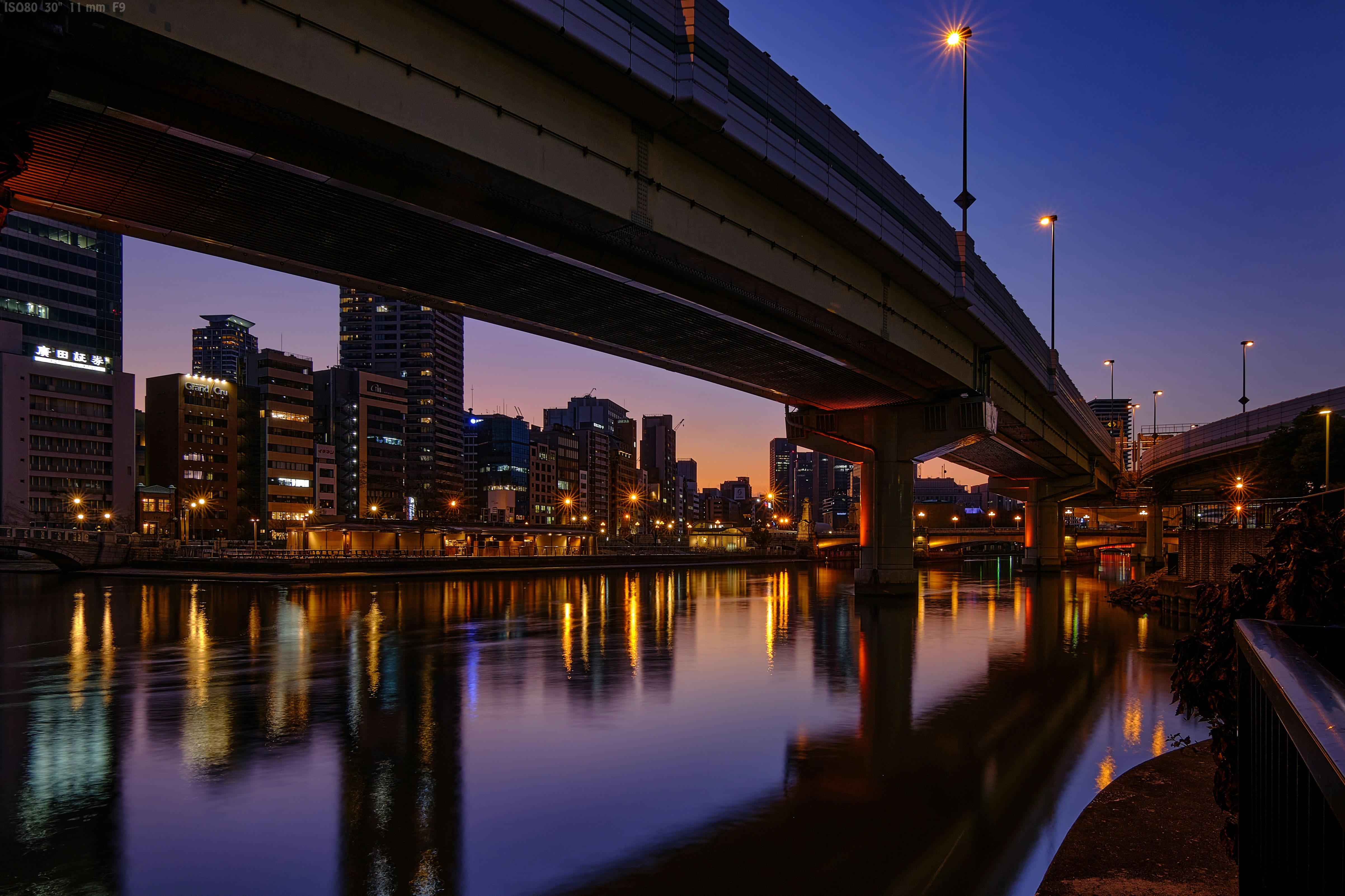Nakanoshima bei Nacht: Flussbrücke und Hochhäuser