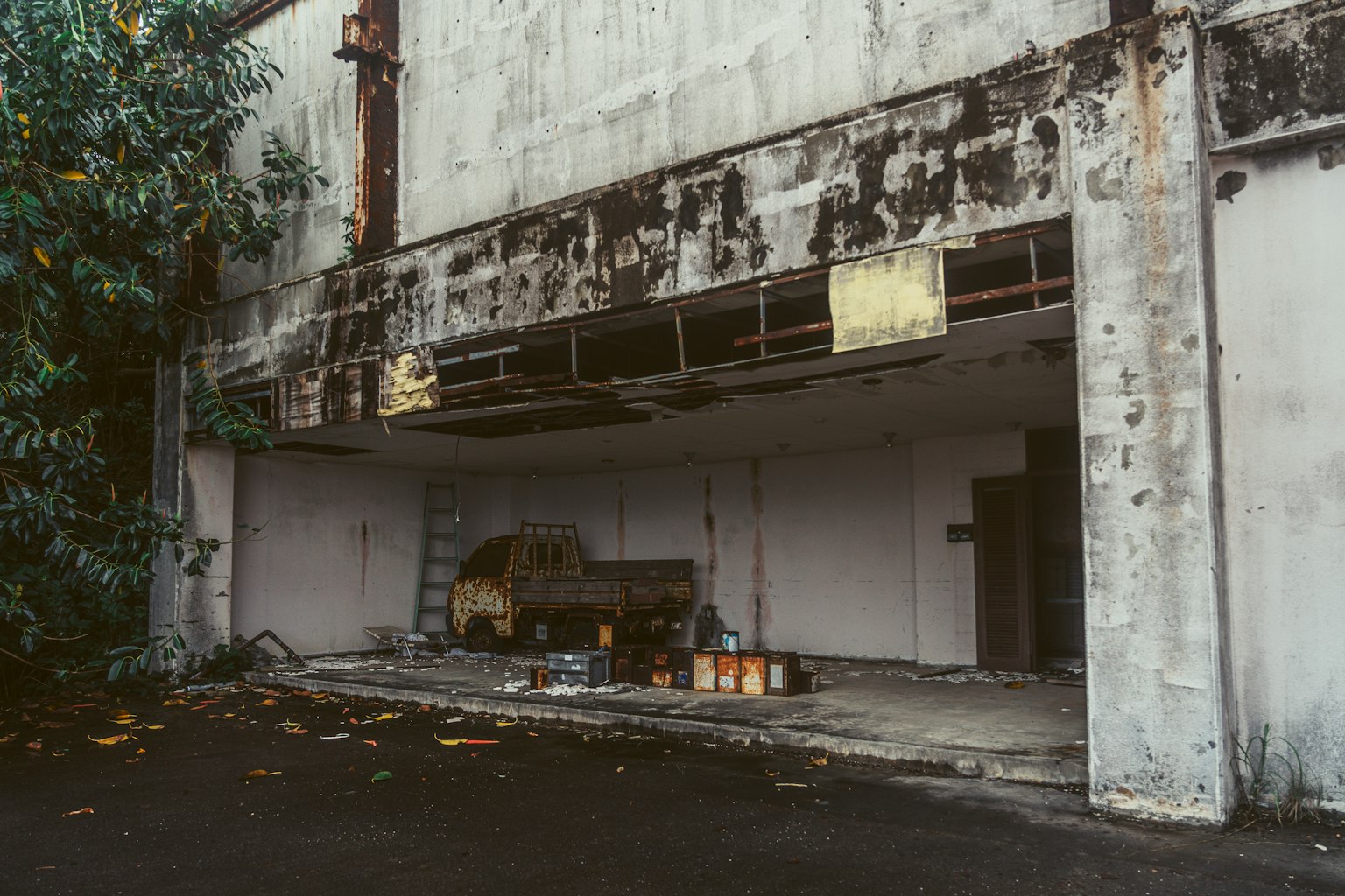 Extérieur d'un vieux bâtiment avec des murs sales et des tas de débris