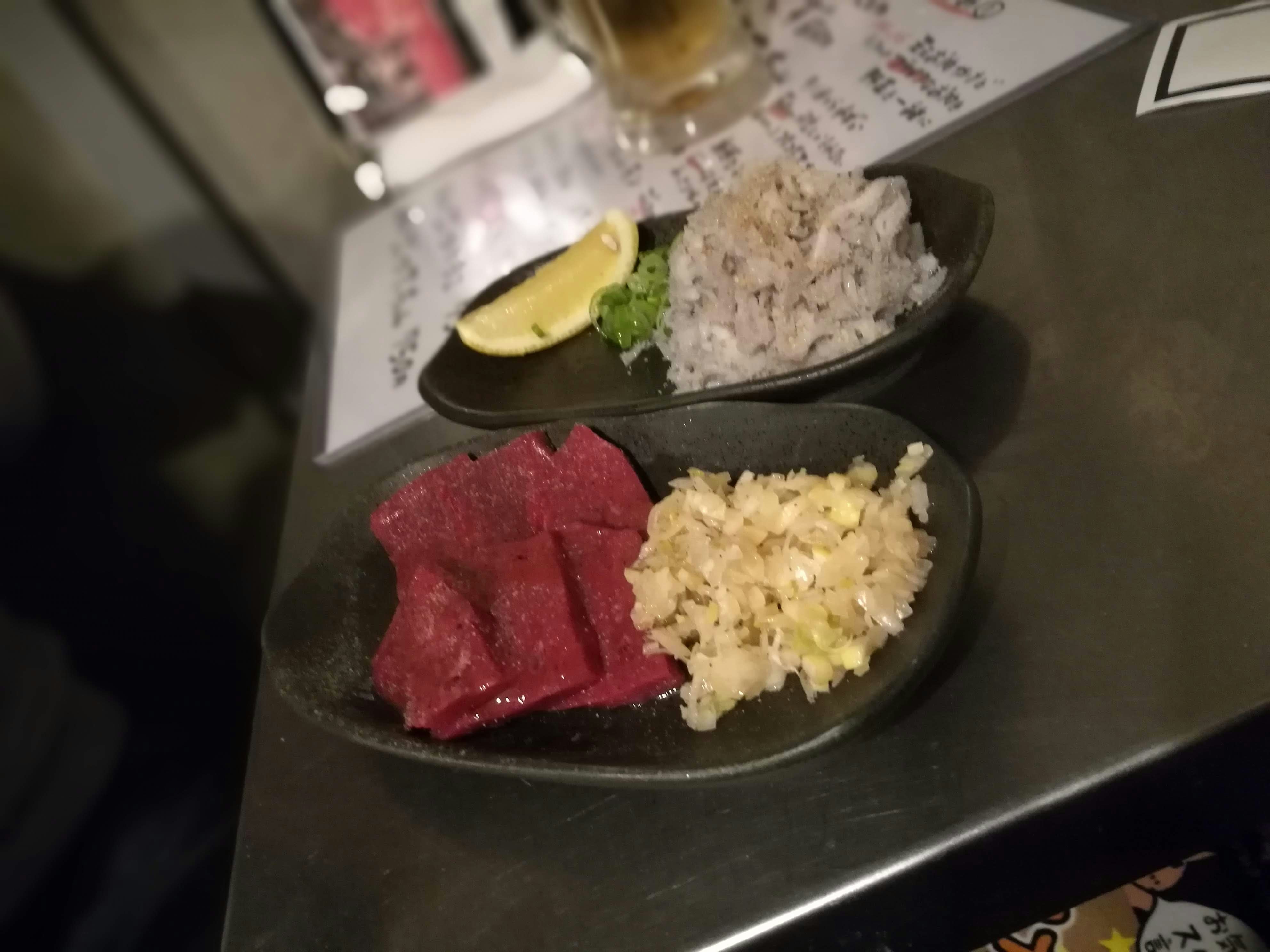 piccoli piatti con carne e condimenti in stile grigliata