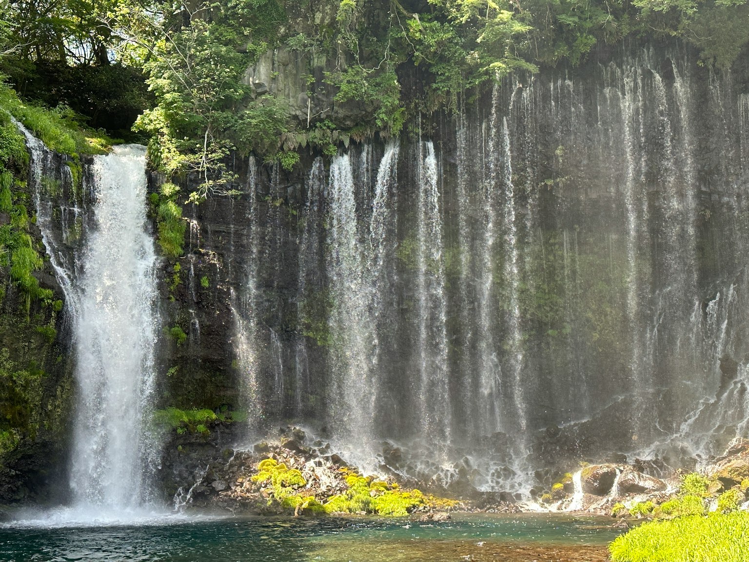 Magnifica scena di cascata circondata da una vegetazione lussureggiante