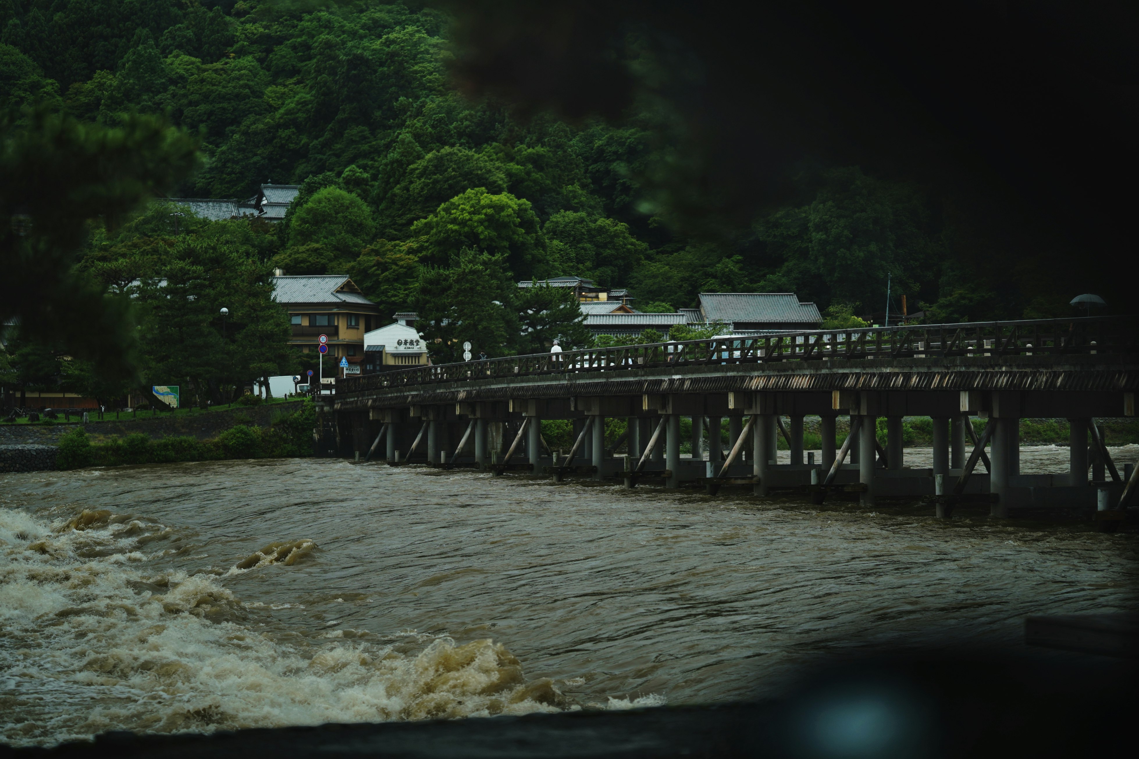 豪雨の翌朝の渡月橋と桂川の流れ